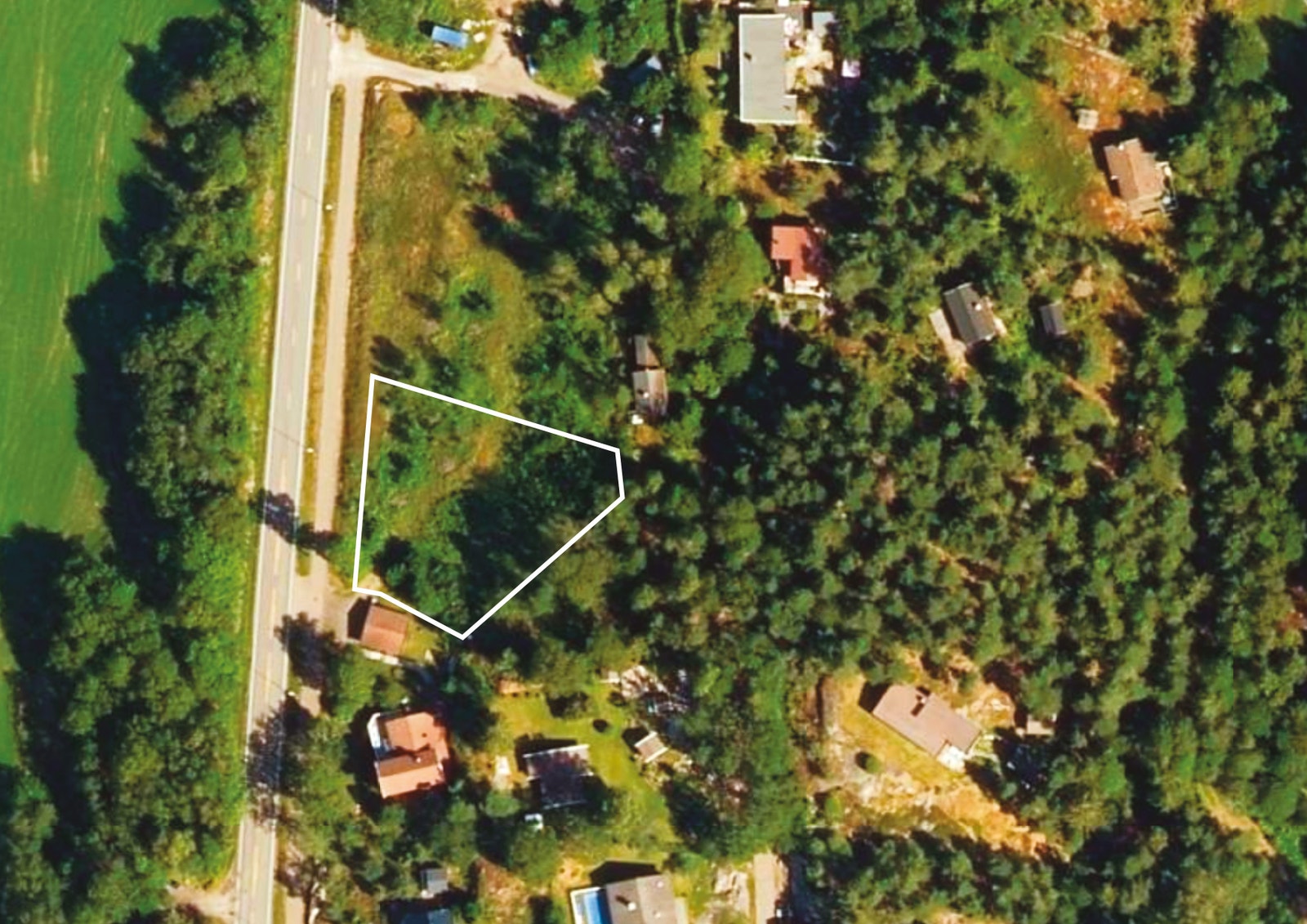 Luftfoto av eiendommen hvor ca. tomtegrense er plassert Galleribilde