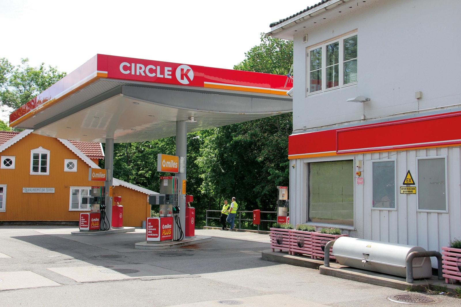 Circle K har utsalg av bensin og på bilde ser du legekontoret i bakgrunn Galleribilde