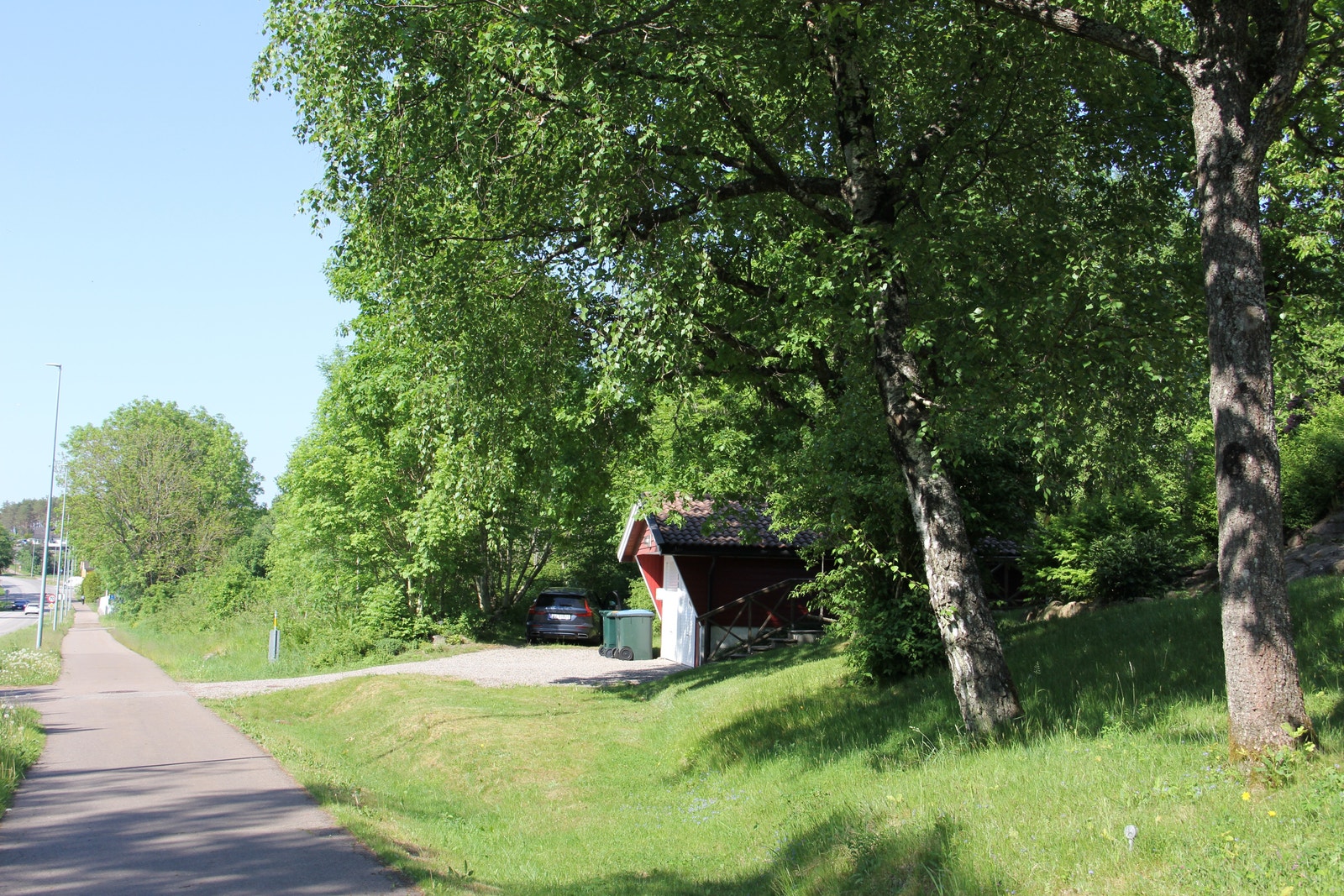 Tomten deler innkjøring med nabo i Vestveien 269 Galleribilde
