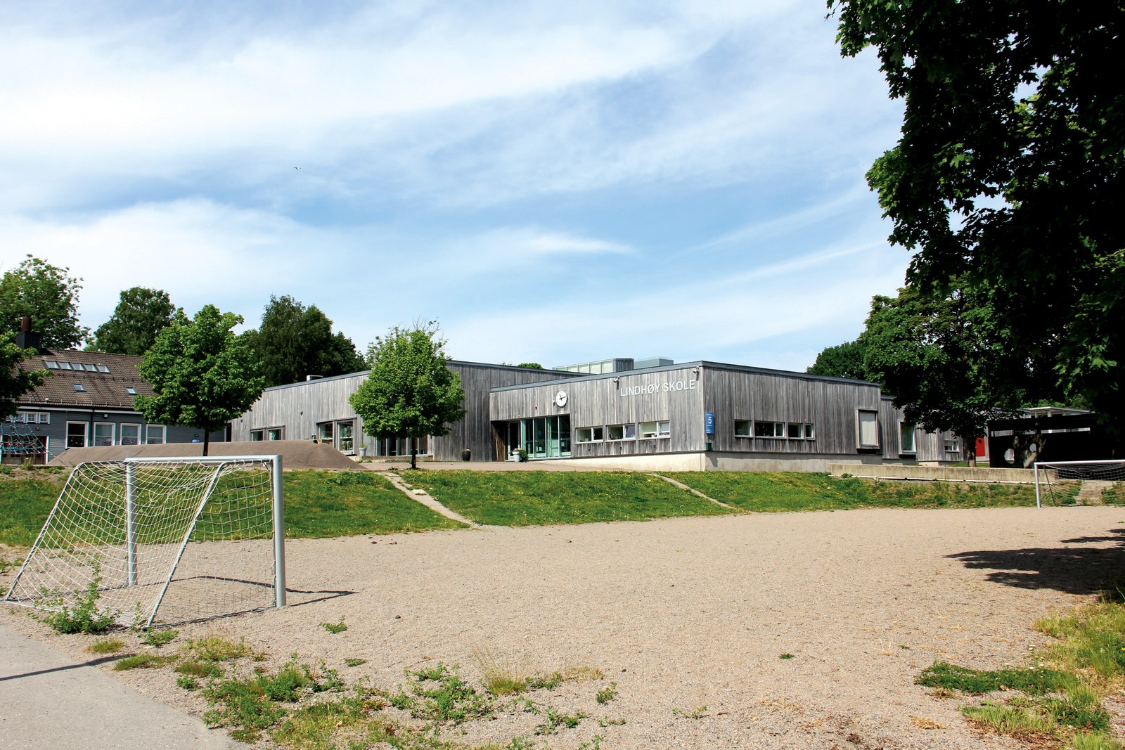 Moderne og flott barneskole, Lindhøy Barneskole. Ligger rett ved siden av barnehagen Galleribilde