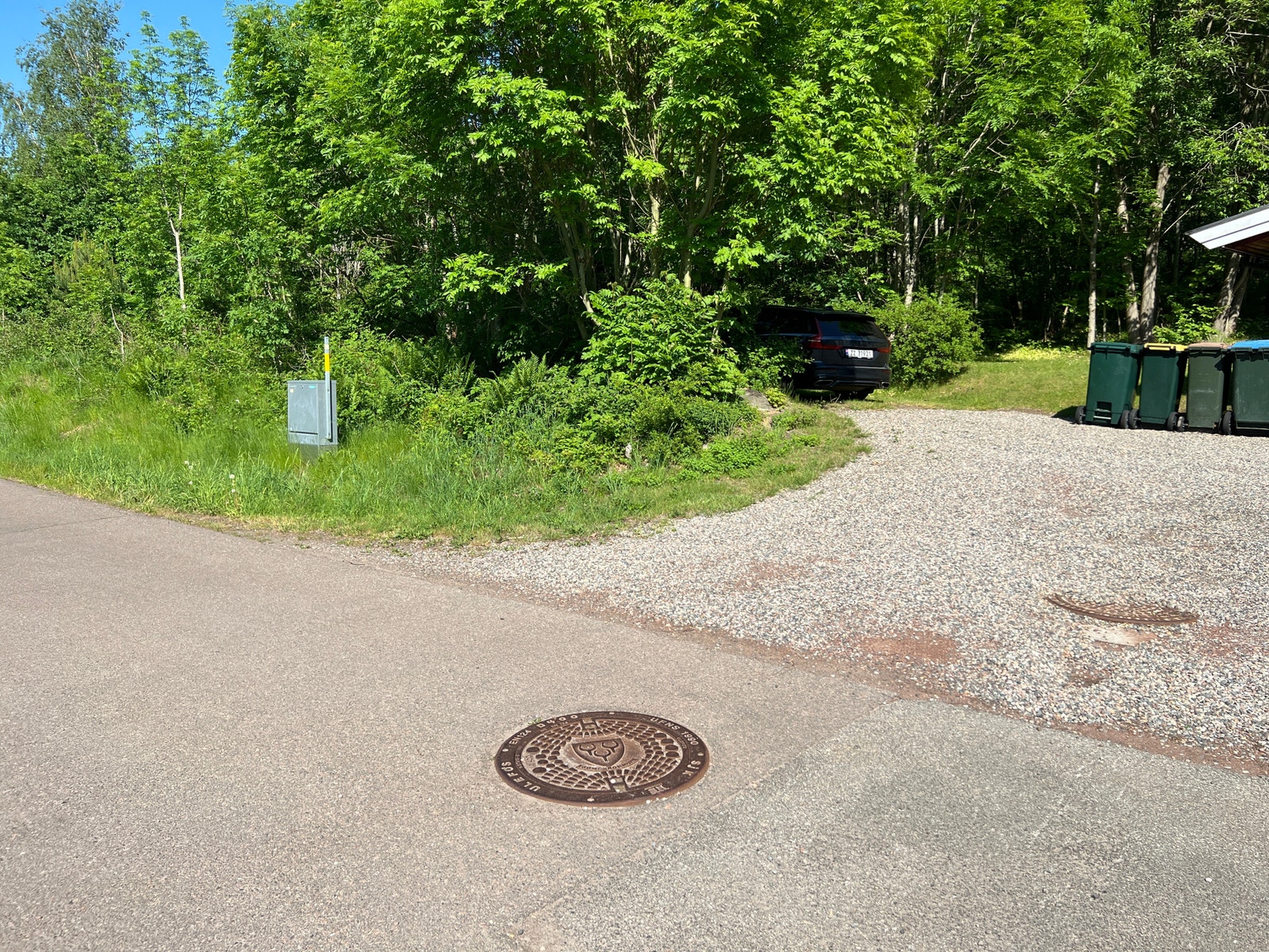 Det ligger kum med vann/avløp rett ved innkjøringen til tomten Galleribilde