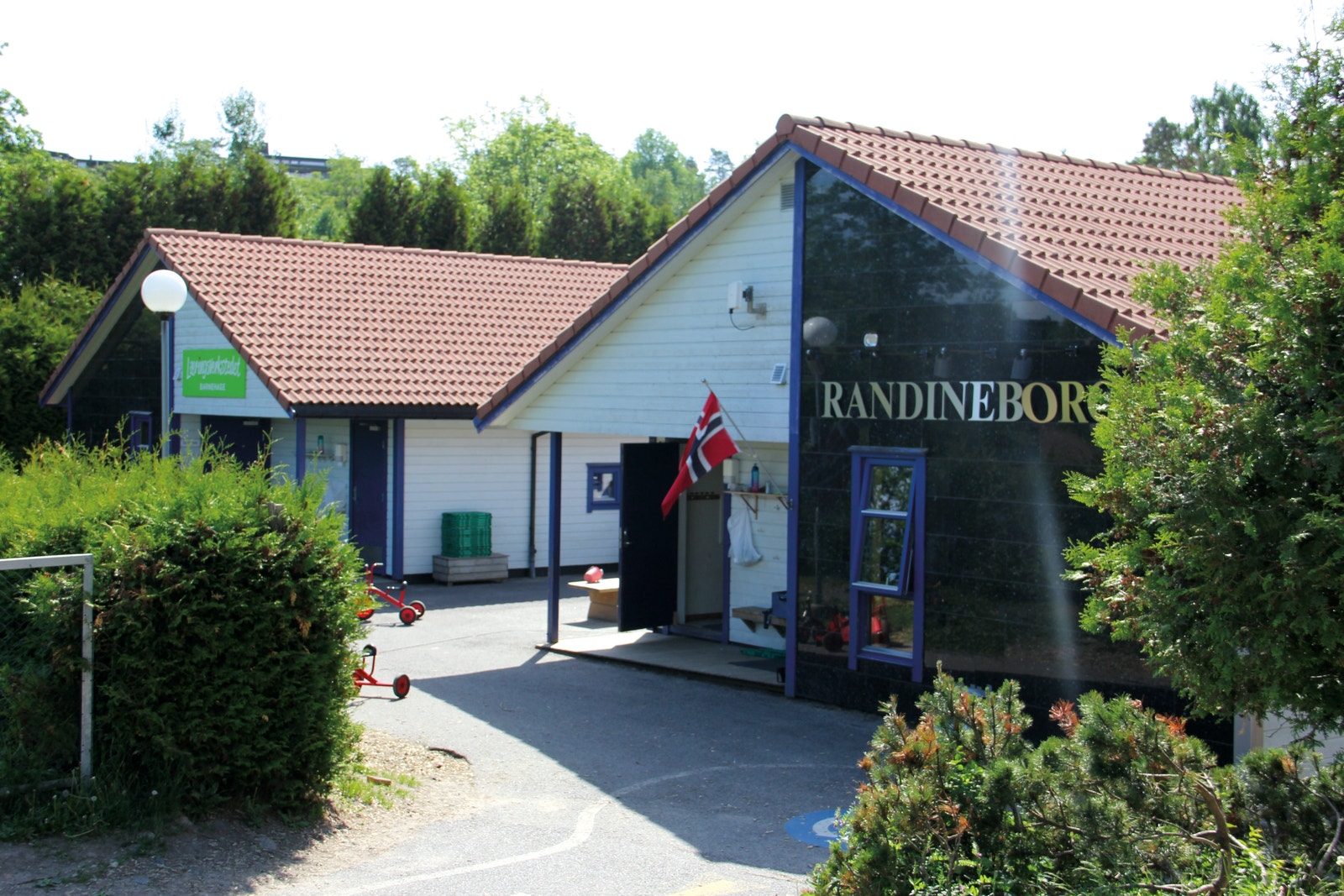 Radineborg Barnehage ligger nærme tomten. Dette er en privat barnehage som er drevet av Læringsverkstedet. Barnehagen ligger rett ved siden av vannet Galleribilde