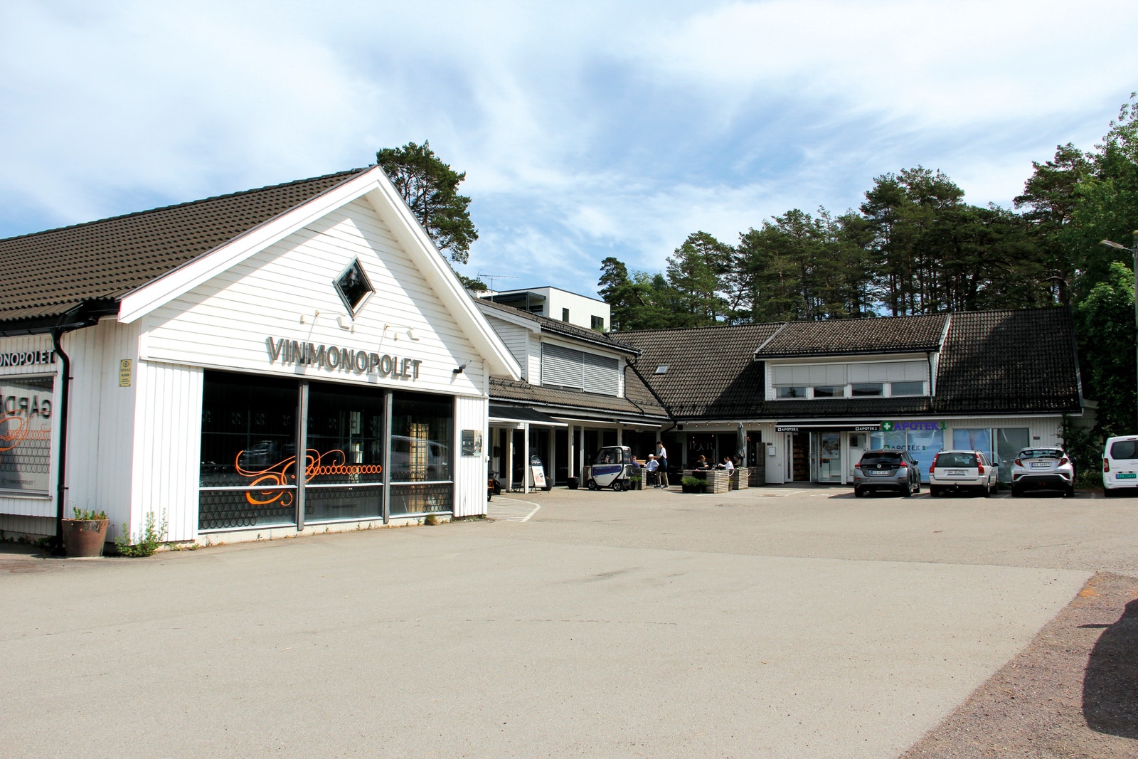 Du har alt du trenger på Tjøme. I sentrum finner man du blandt annet vinmonopol og flere apoteker Galleribilde