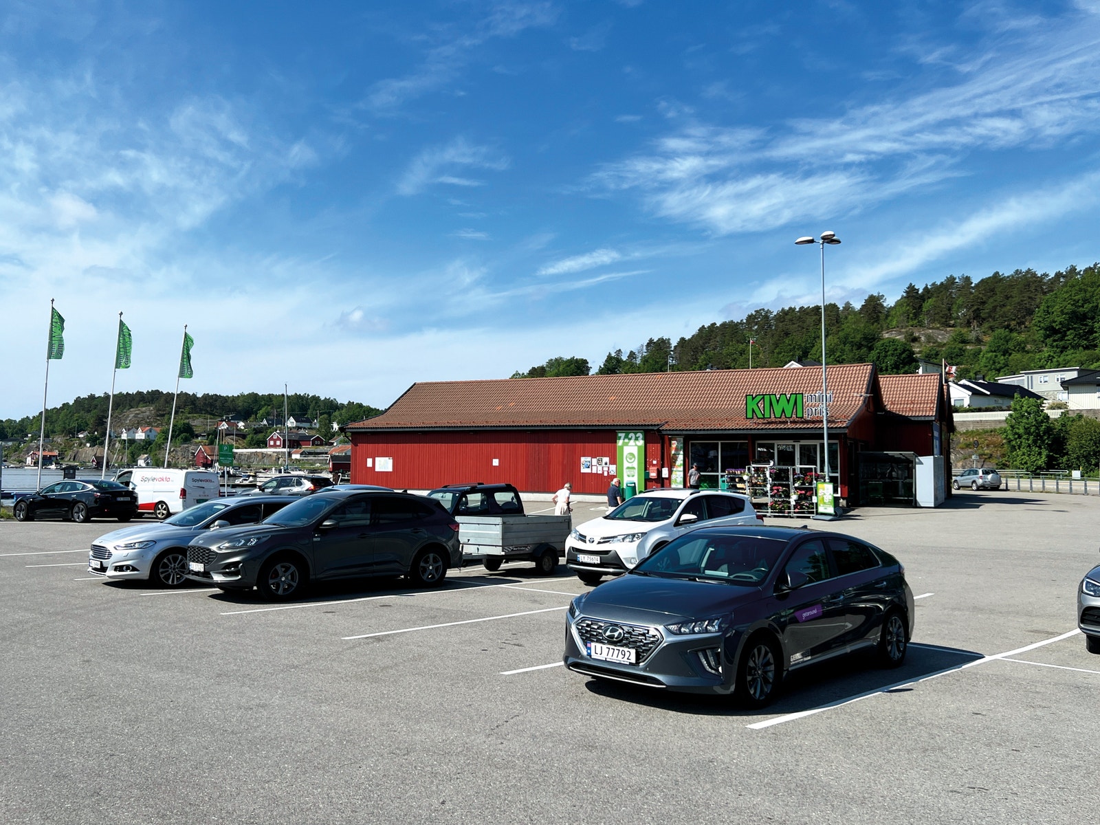 Tjøme er godt dekt med flere store matvarebutikker. Her ser vi Kiwi ved Kjøpmannskjær, rett før man kommer til Vrengenbrua og ut på Tjøme Galleribilde