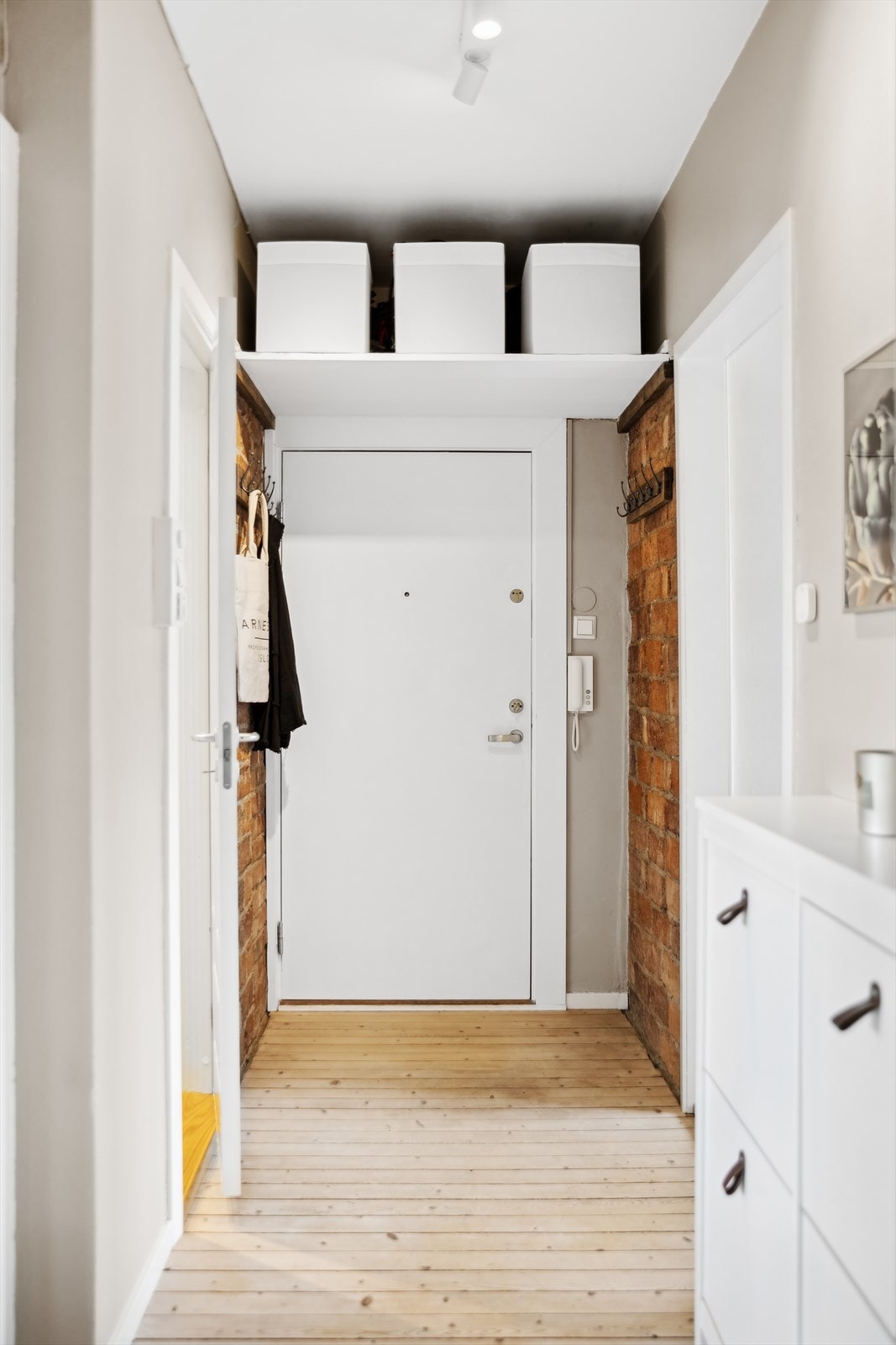 Fra entreen kommer du inn til leilighetens øvrige rom. Galleribilde