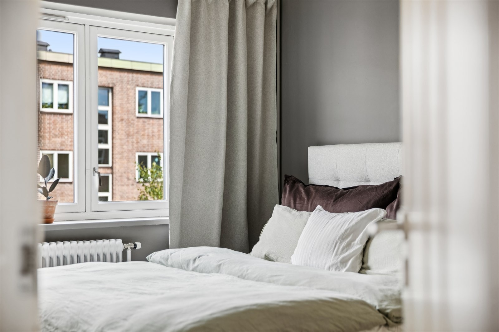 De store vindusflatene slipper inn rikelig med naturlig lys som gir deg en frisk atmosfære. Galleribilde