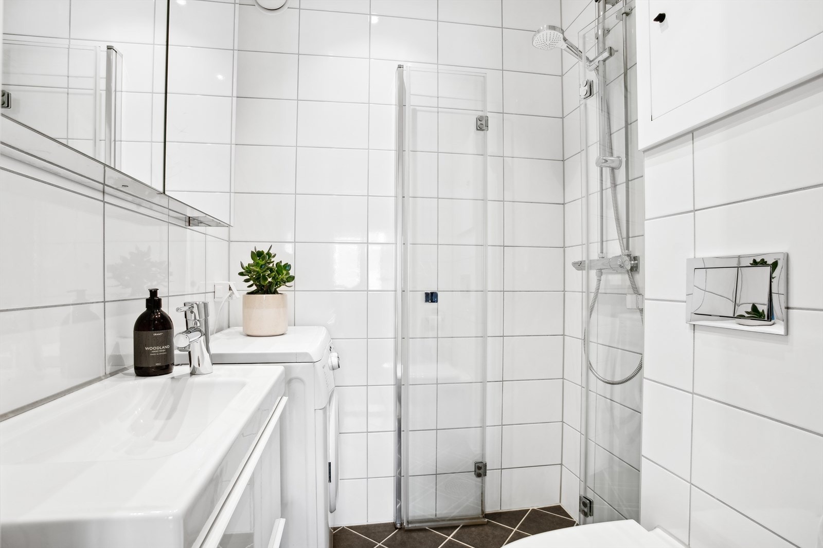 Bad med alt du trenger og opplegg for vaskemaskin. Fliser på gulv og vegg. Galleribilde