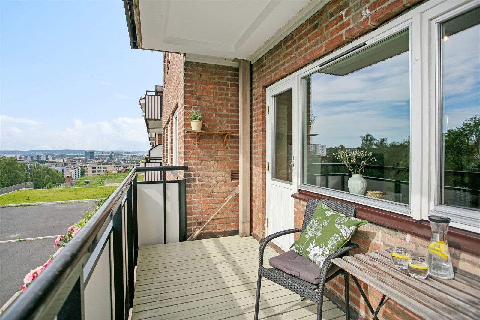 Balkongen har en skjermet beliggenhet i tillegg til gode solforhold. Galleribilde