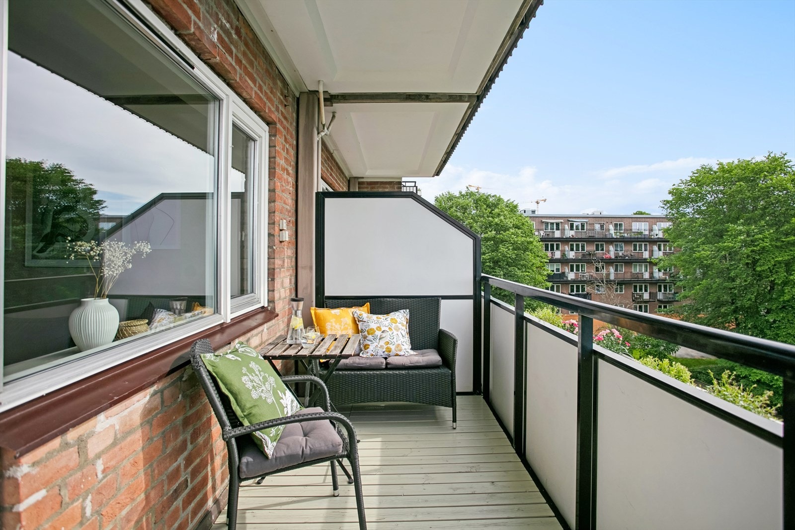 Balkong på 6,5 kvm. God plass til sittegruppe og grill. Galleribilde