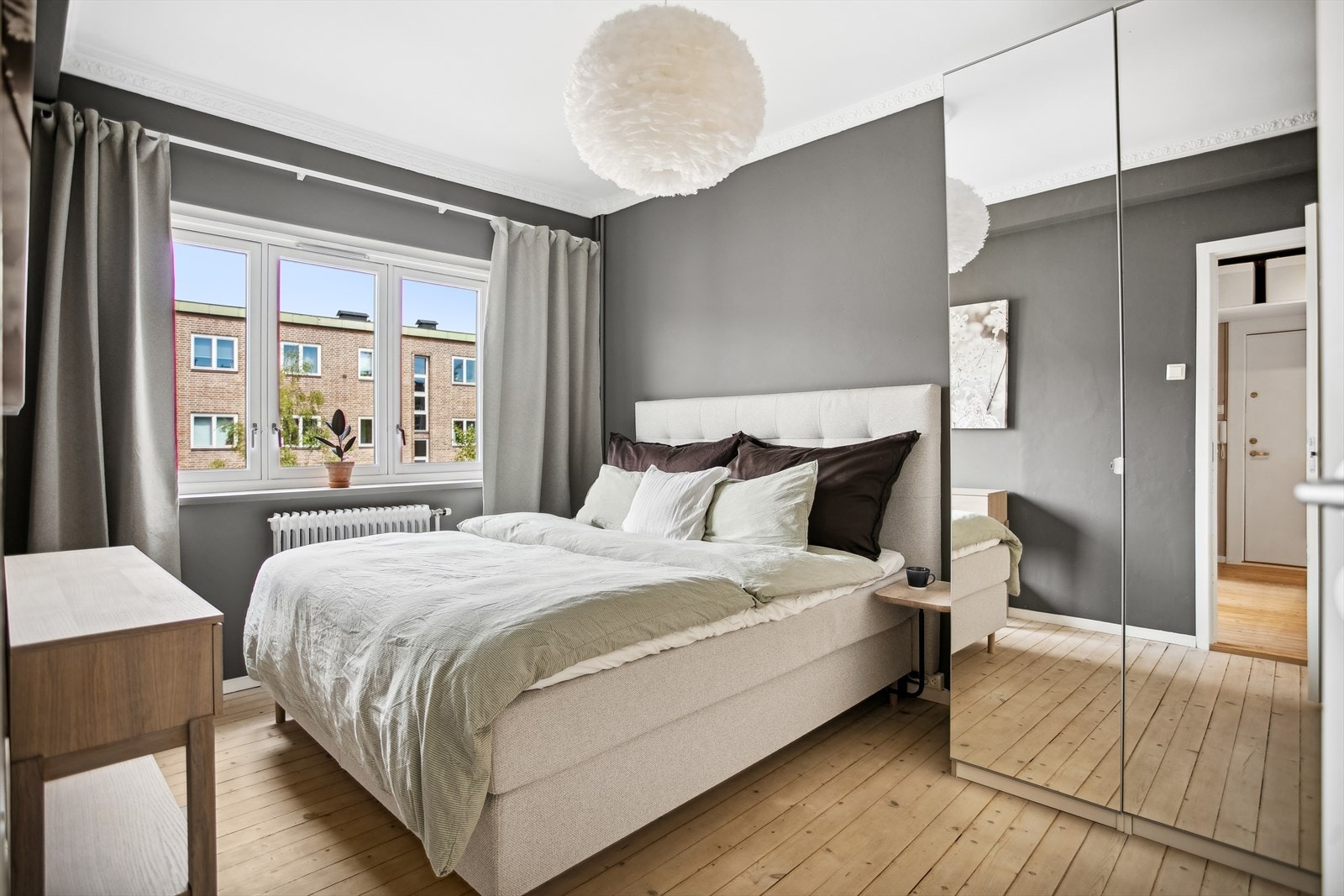 Soverommet er av god størrelse med plass til stor seng og nattbord på begge sider. Galleribilde