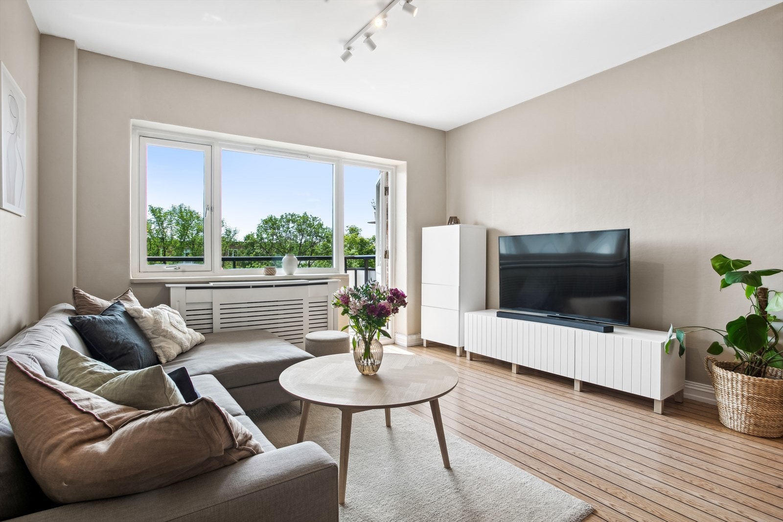 Fra stuen er det direkte utgang til en solrik balkong. Galleribilde