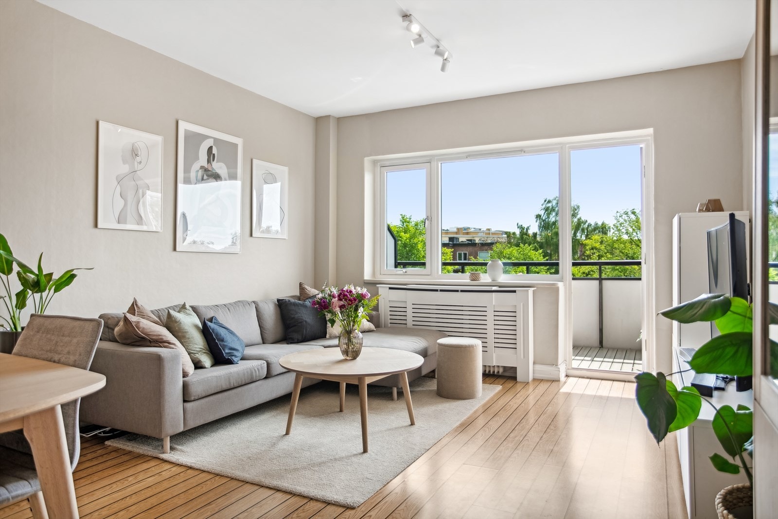 Velkommen inn til en romslig og lys stue. Stuens utforming gjør det enkelt å innrede. Galleribilde