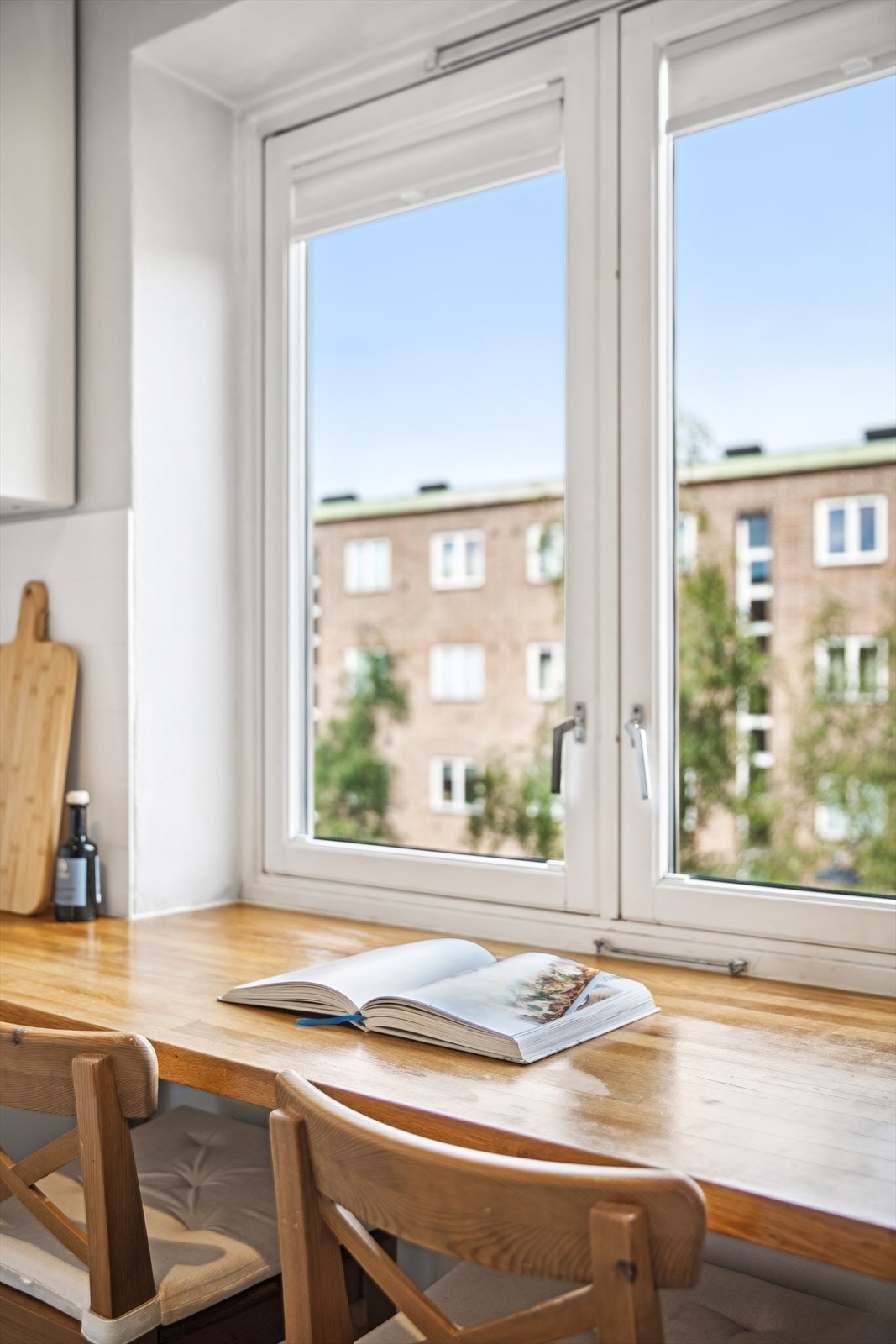 Store vinduer som slipper inn rikelig med lys. Galleribilde