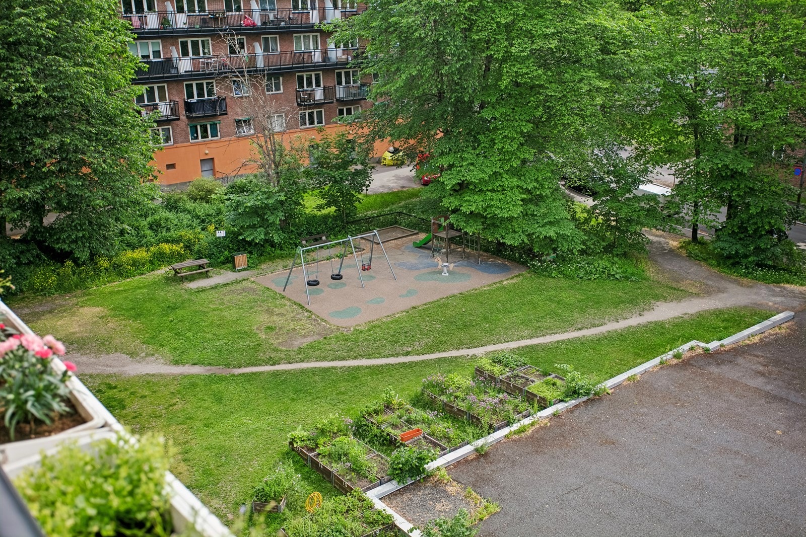 Utsyn mot grønne fellesarealer. Galleribilde