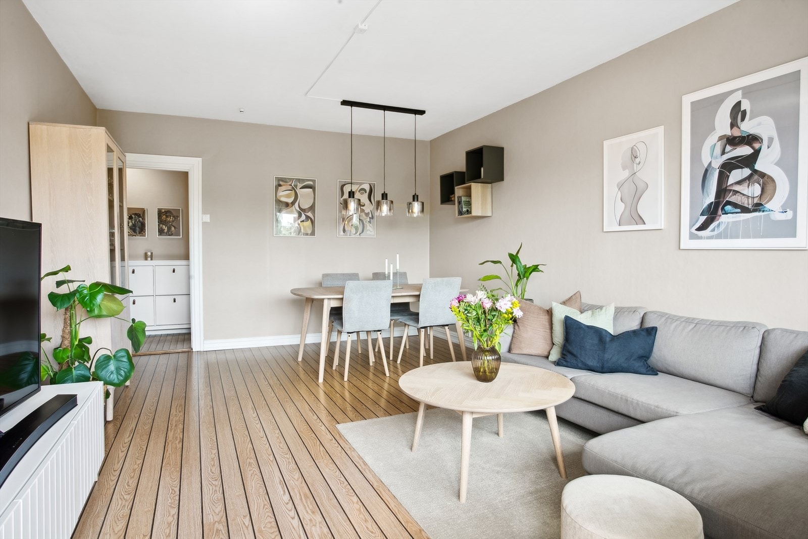 Stuen fremmer en lys og klassisk preg med malte flater og laminat på gulv. Galleribilde