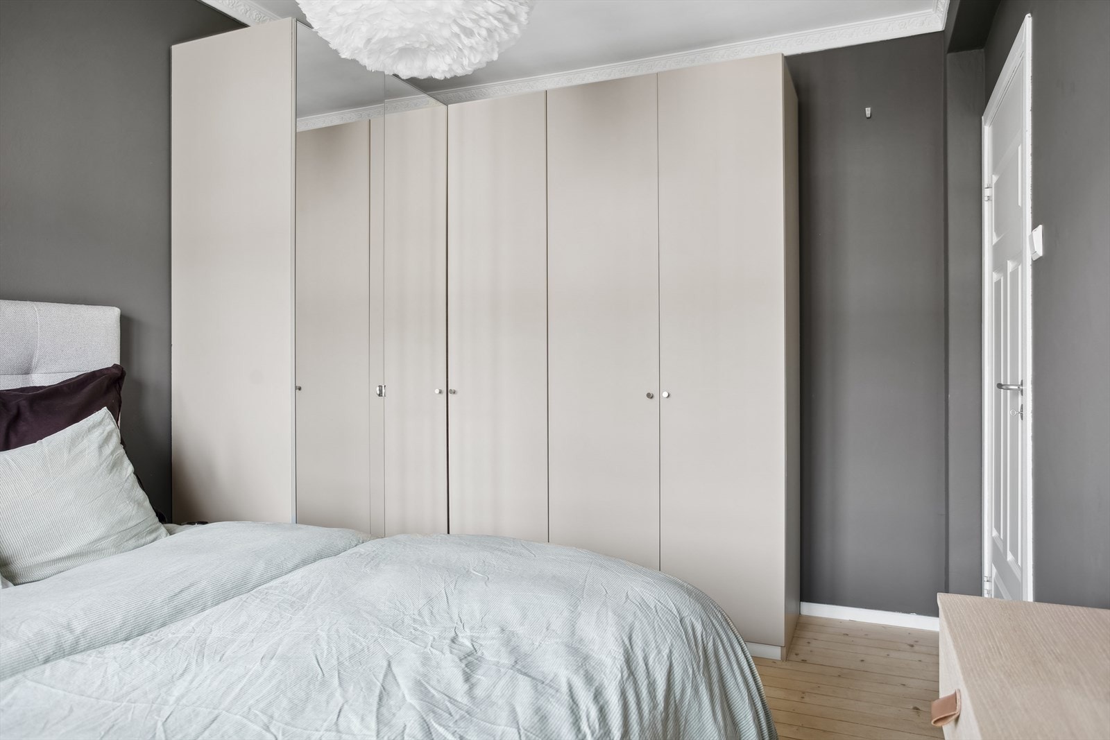 God oppbevaringsplass i medfølgende garderobeskap. Med mørke vegger og stukkatur i tak gir rommet en klassisk touch. Galleribilde