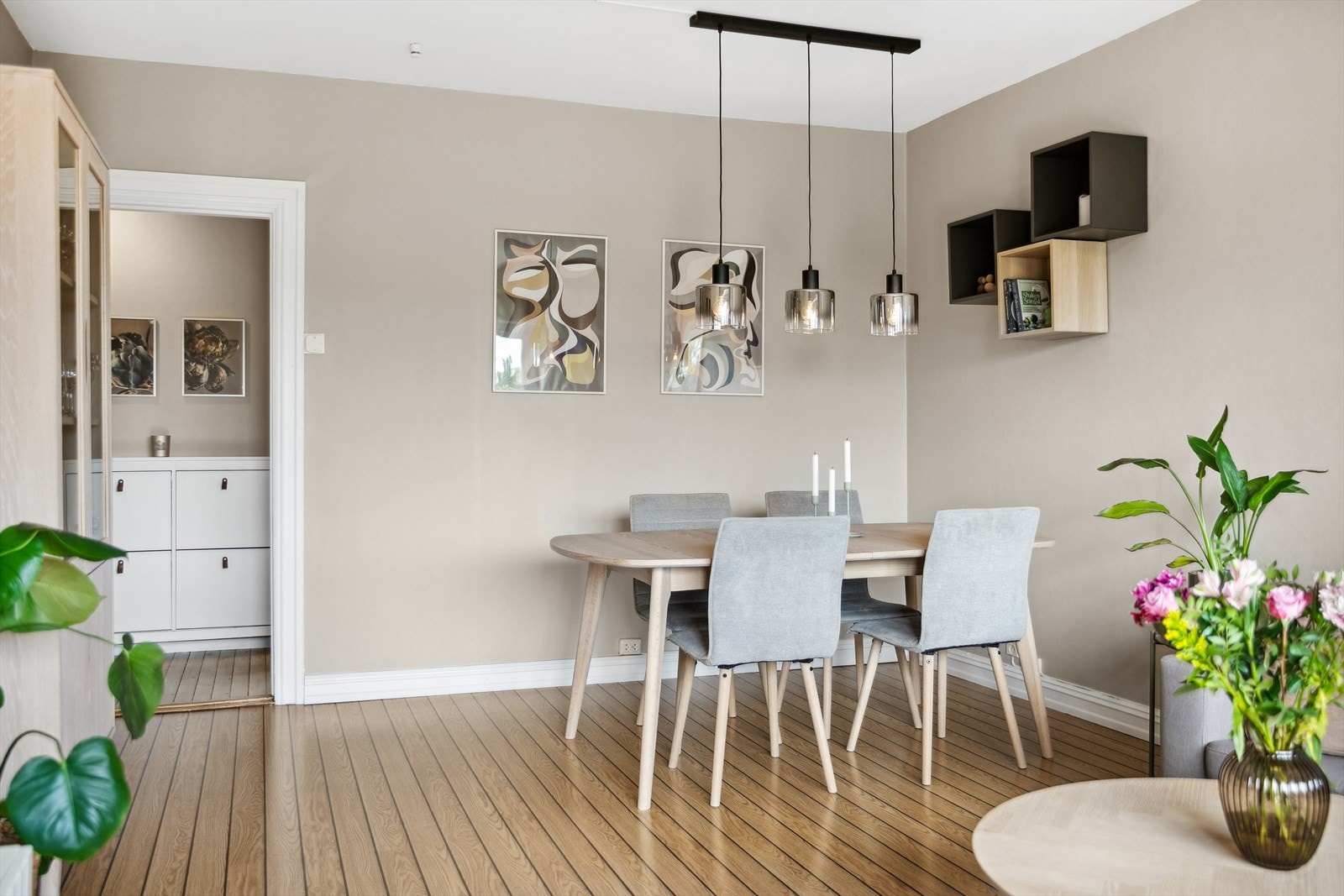 I stuen har du plass til spisebord med plass til flere gjester. Galleribilde