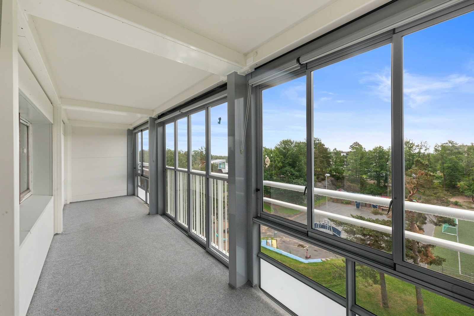 Stor sydvendt innglasset veranda Galleribilde