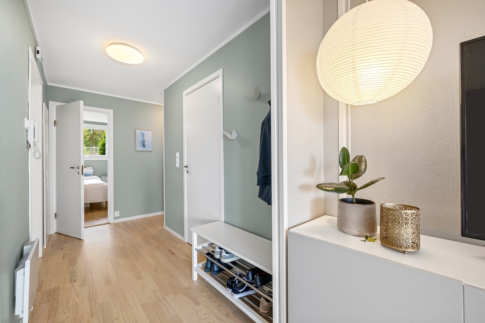 Praktisk entré/gang med god plass til å henge fra seg yttertøy og sko Galleribilde
