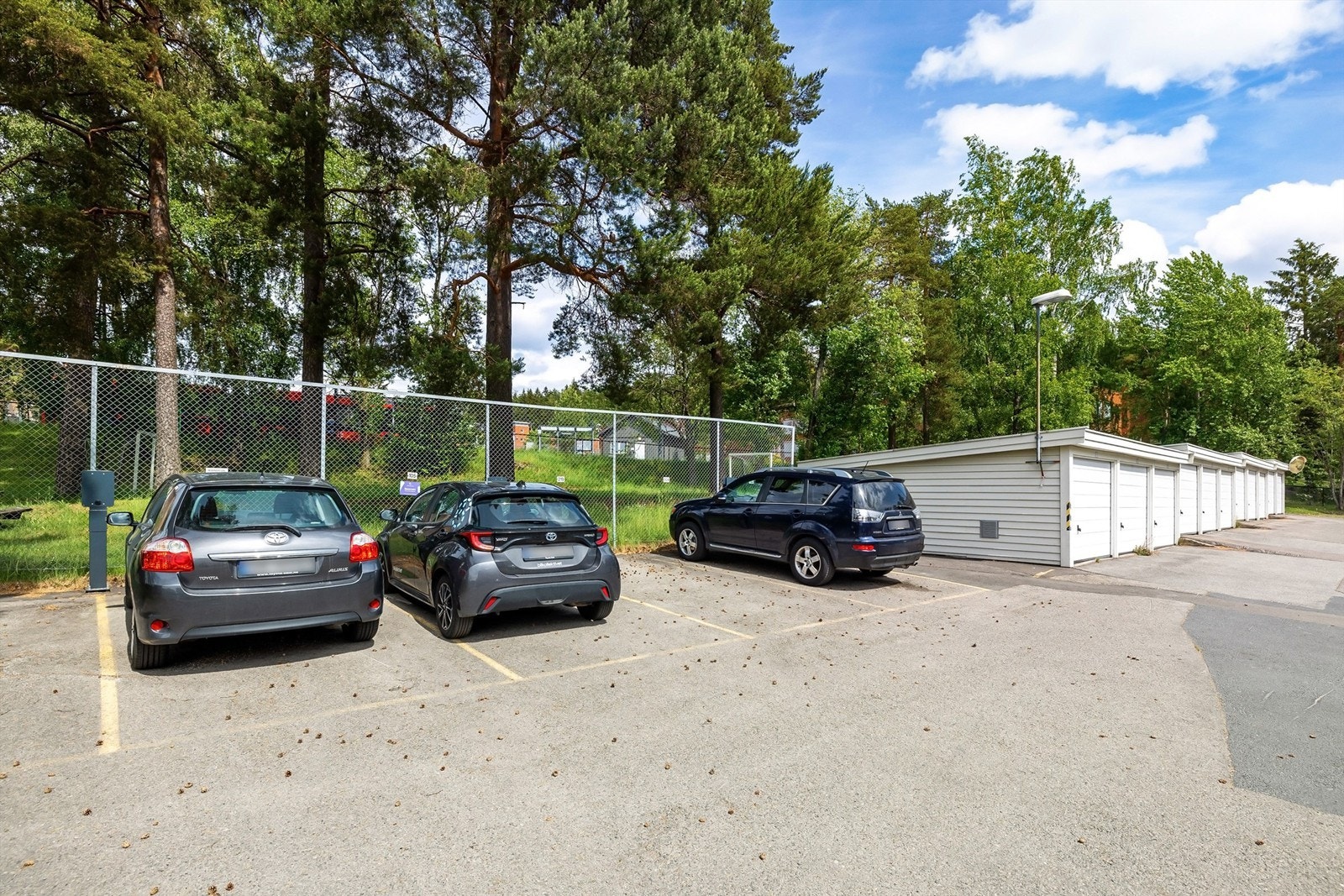 En parkeringsplass medfølger og ligger ca. 20 meter fra ytterdøren Galleribilde