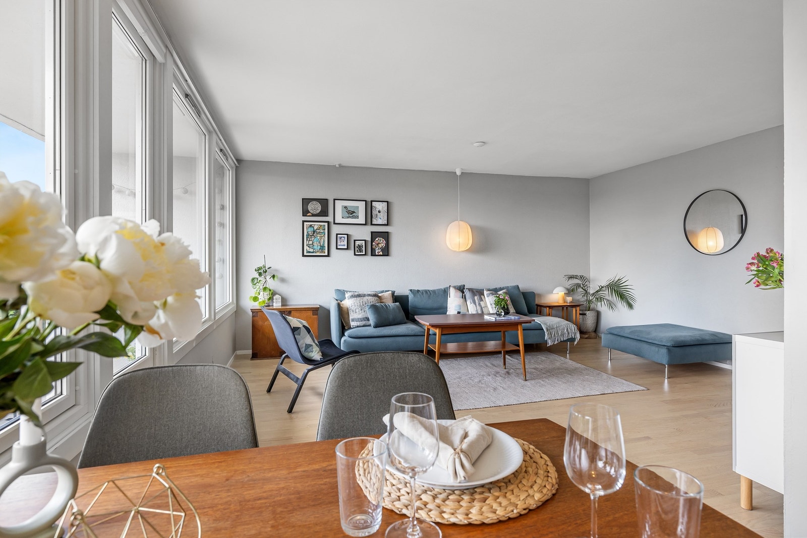 Stor og lys stue med store vindusflater Galleribilde