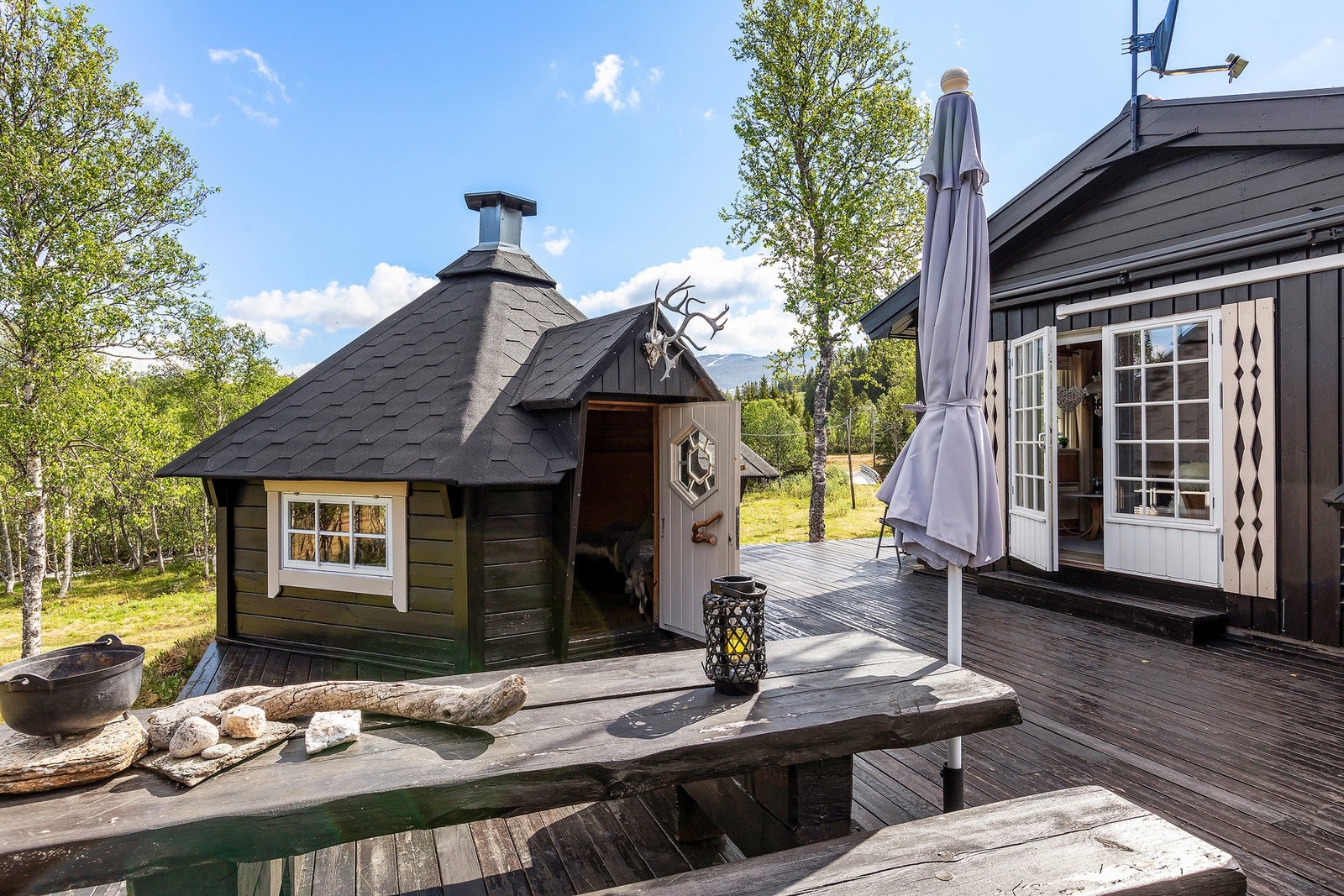 Alle byggene er sammenkoblet med et stor terrasse. Galleribilde