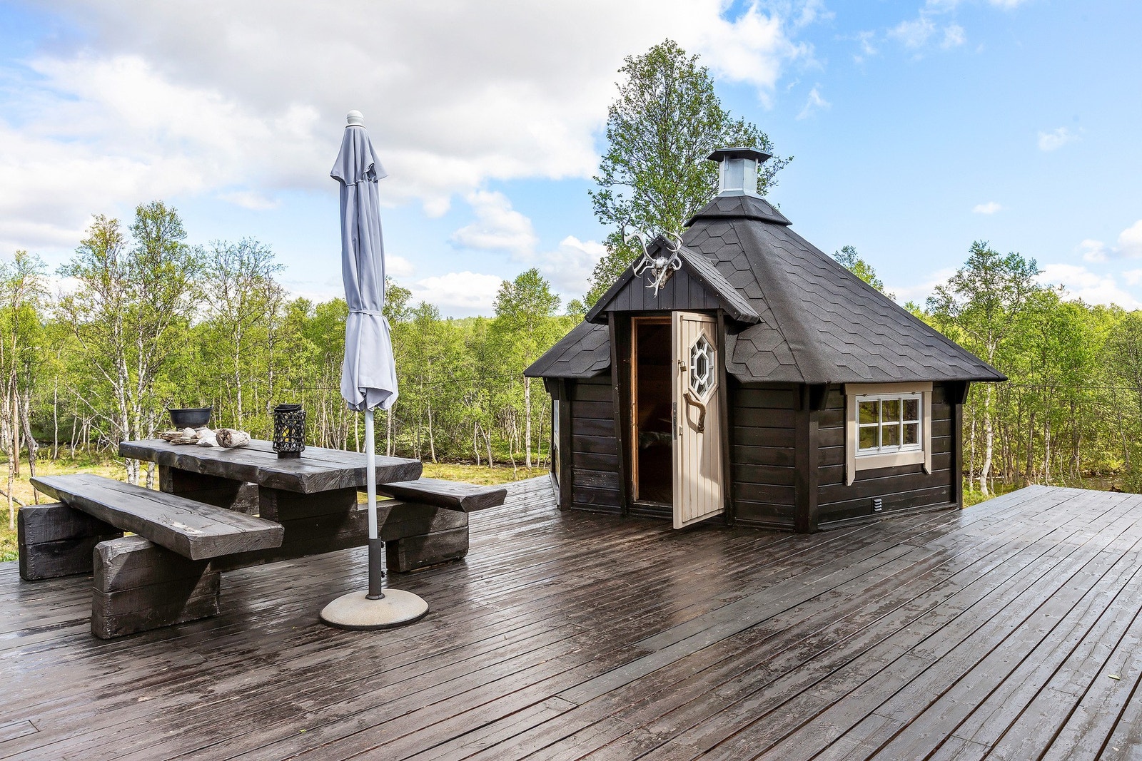 Det er satt opp en koselig grillhus. Galleribilde