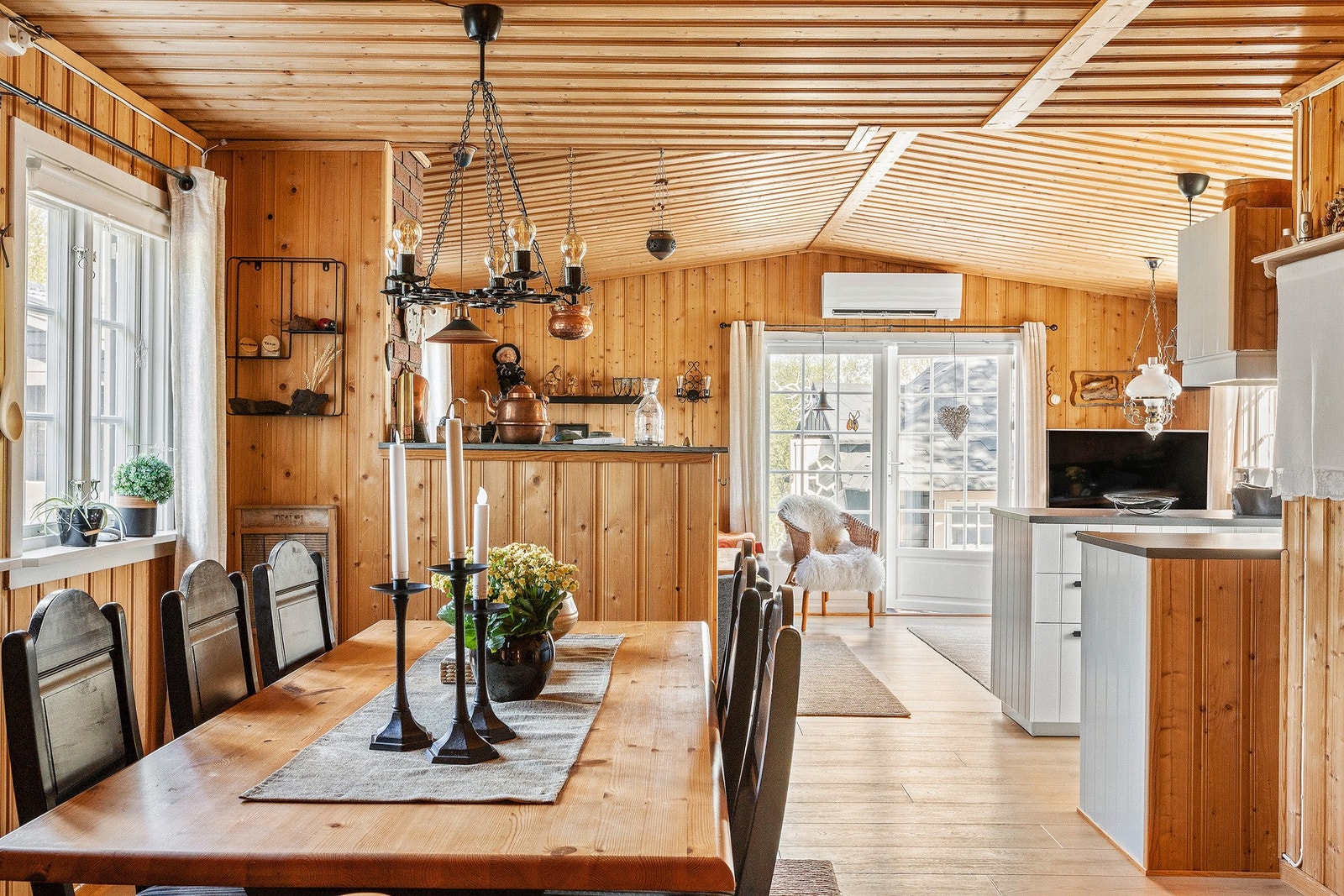 Fra kjøkkenet finner du en romslig spisestue på 16 kvm. Galleribilde