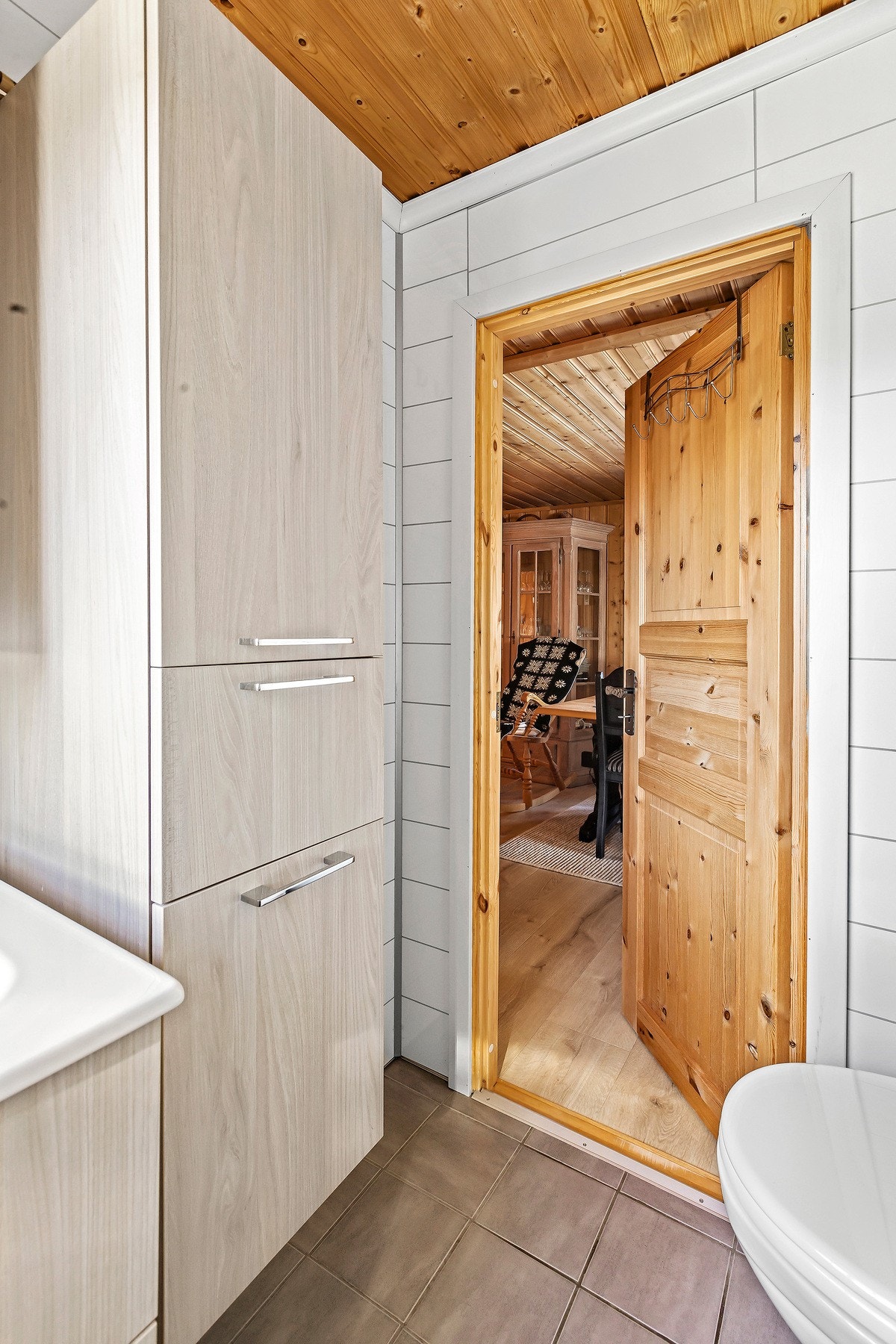Fra spisestuen er det inngang til hyttens baderom. Galleribilde