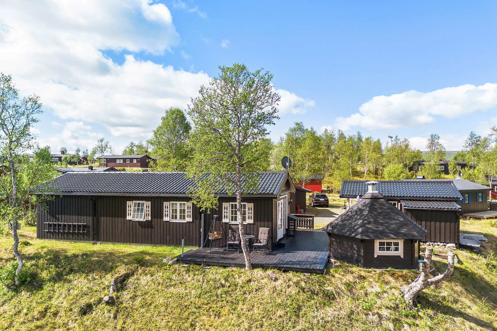 Innholdsrik fritidstomt med hytte, anneks og grillhus. Galleribilde