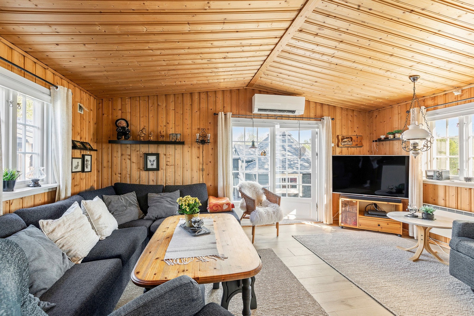 Lys og romslig stue/kjøkken løsning på 24 kvm. Galleribilde