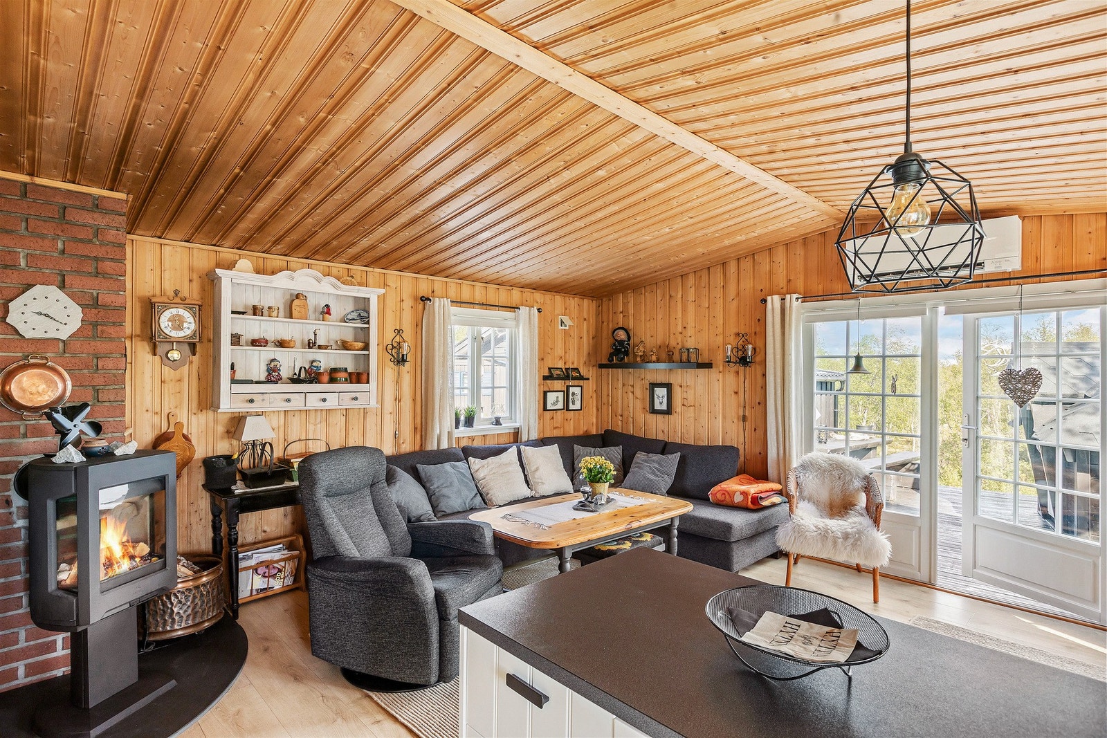 Med oppvarming fra varmepumpe og vedfyring holder hytten en godt inneklima. Galleribilde