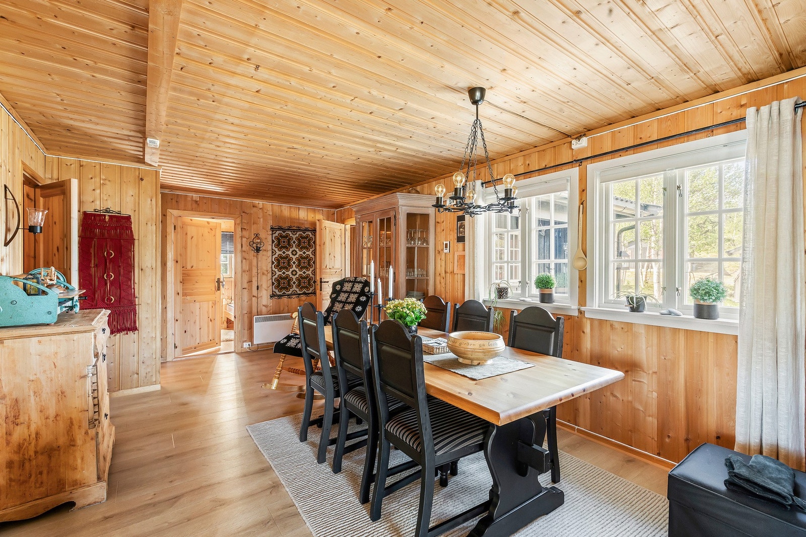 Her er det god plass til et stort spisebord med rom for hele familien. Galleribilde