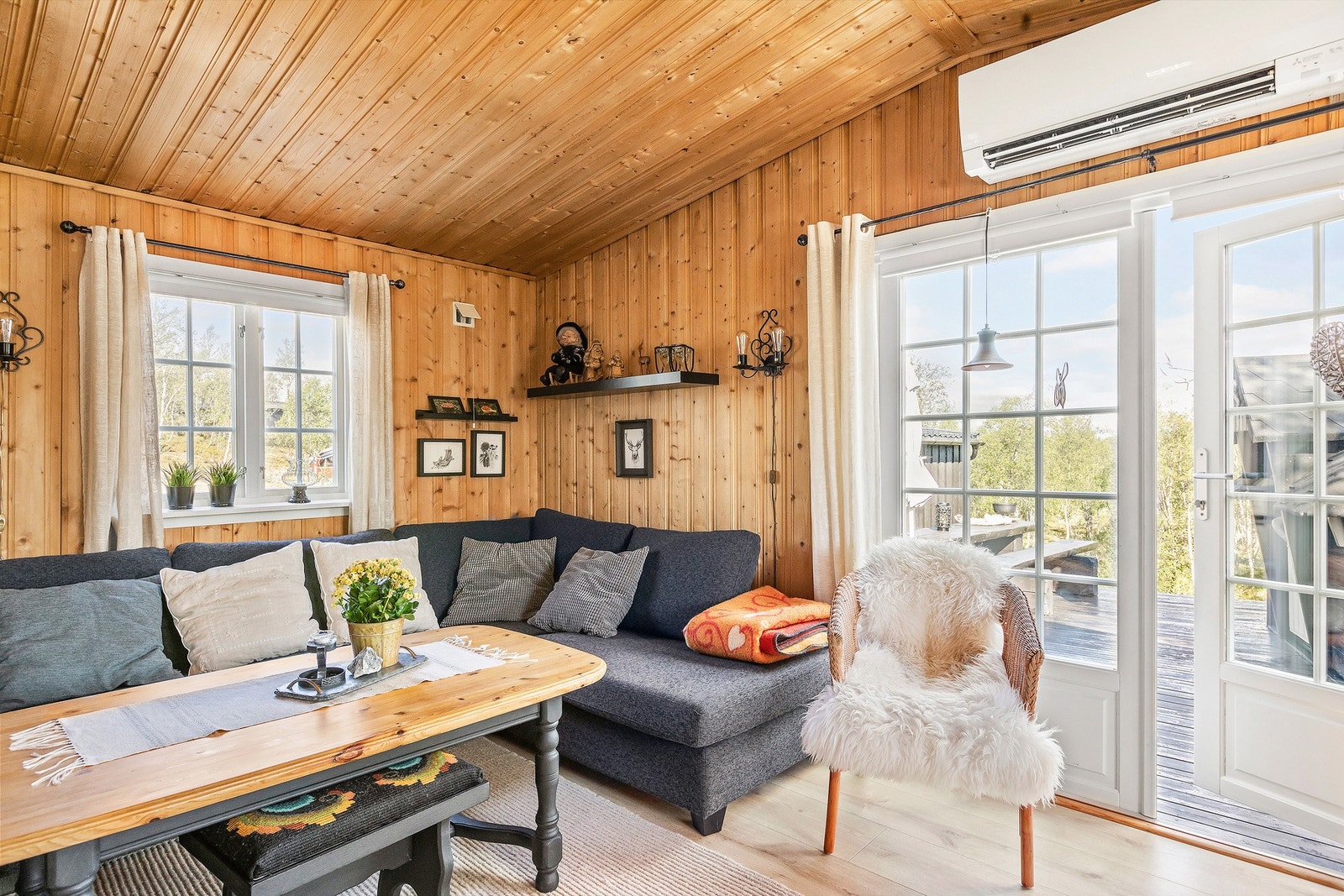 Fra stuen er det utgang til en solrik terrasse. Galleribilde