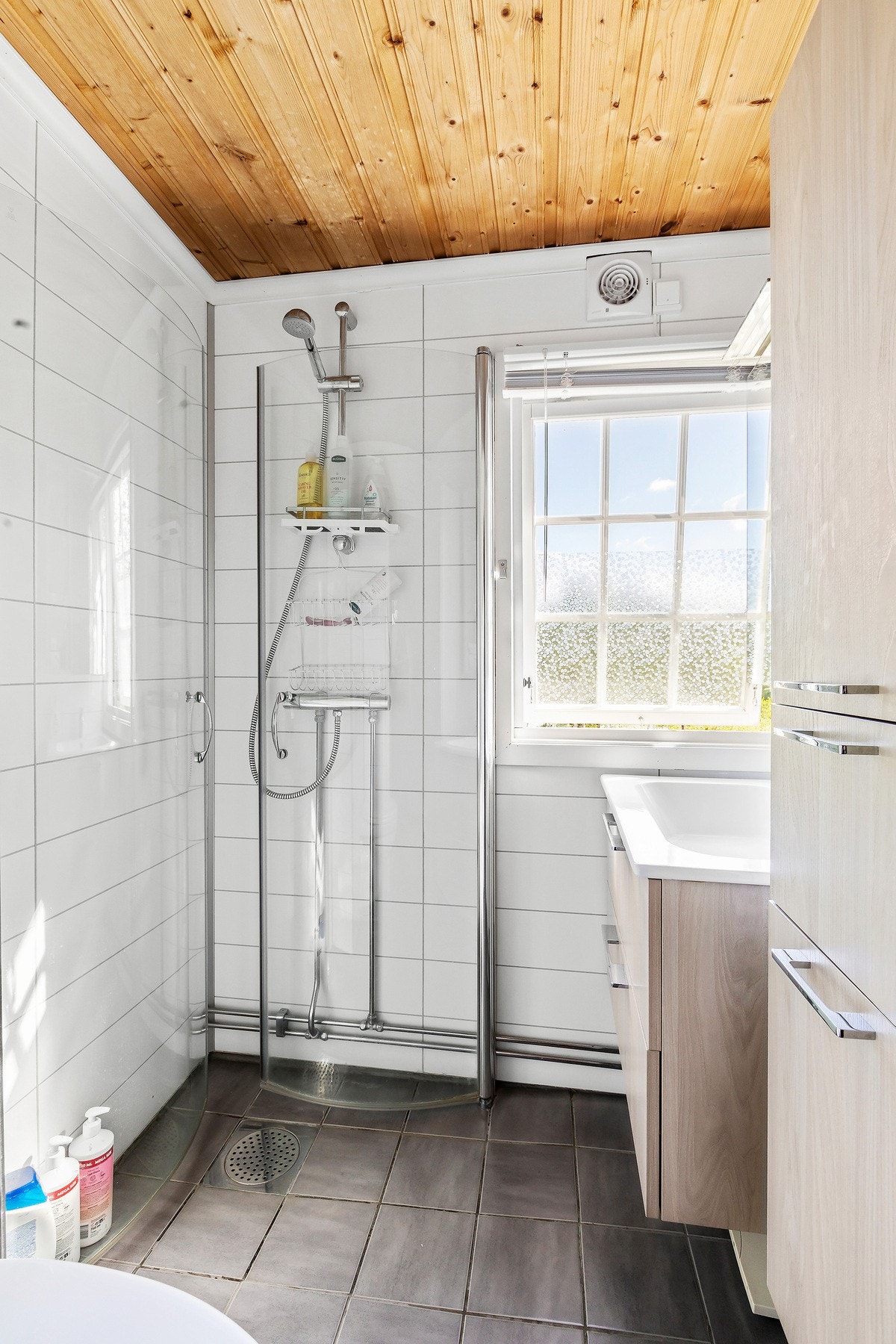 Her får du fasiliteter som dusjhjørne med innfellbare dusjvegger, toalett og baderomsinnredning med god lagringsplass. Galleribilde