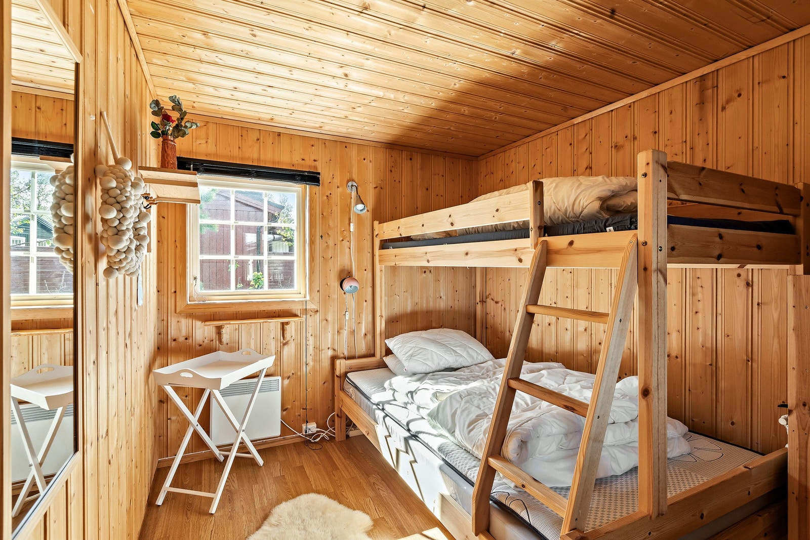 Hytten har tre soverom hvor to av de er på 8,5 kvm og det miste er på 5,5 kvm. Galleribilde
