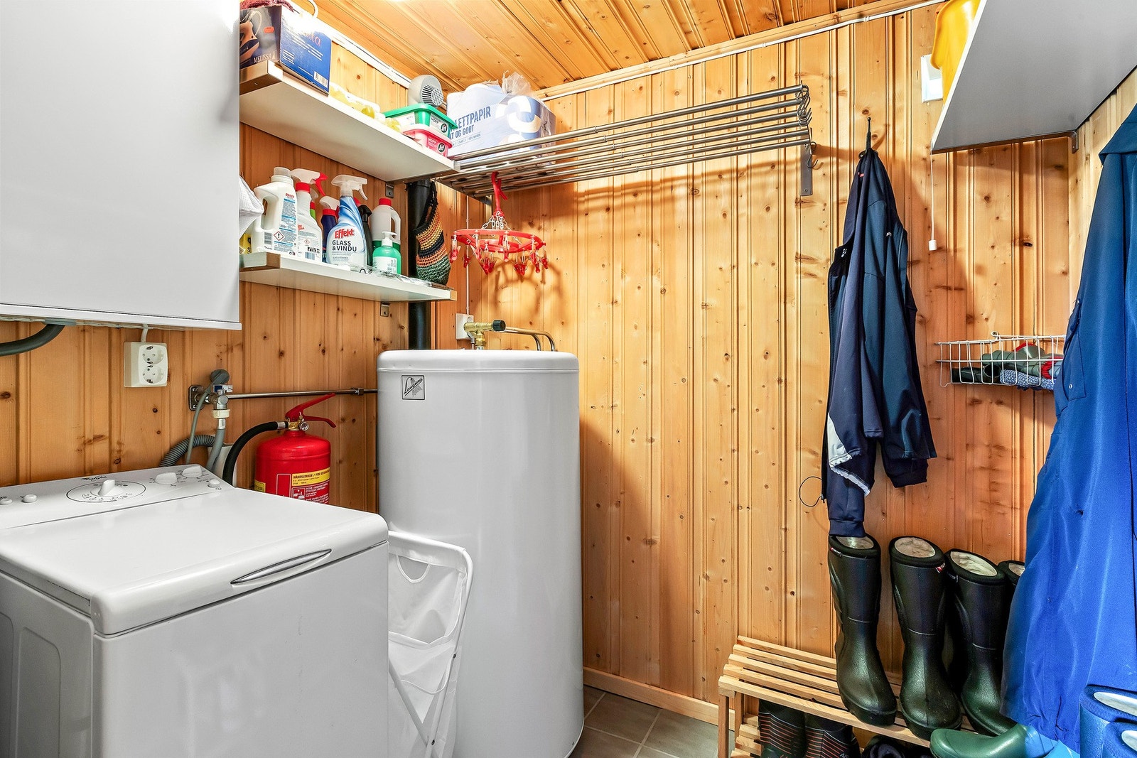 Inne i hytten er det et tørkerom på 3 kvm. Her er det montert hyller for oppbevaringsplass og opplegg til vaskemaskin. Galleribilde