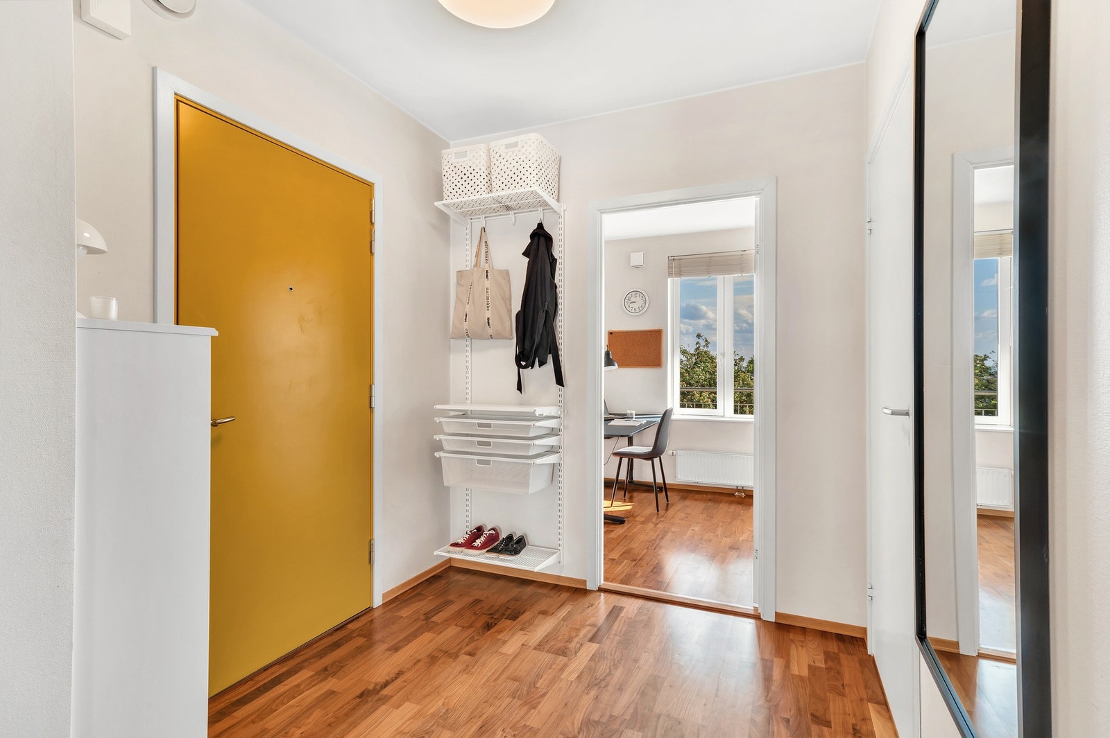 Romslig entré med plass til oppheng av klær og plassering av sko. Galleribilde