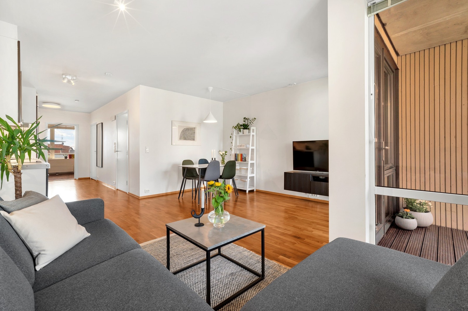 Stue/kjøkkenrommet oppleves som sosialt og åpent, med god plass til både spise- og sofaseksjon. Galleribilde