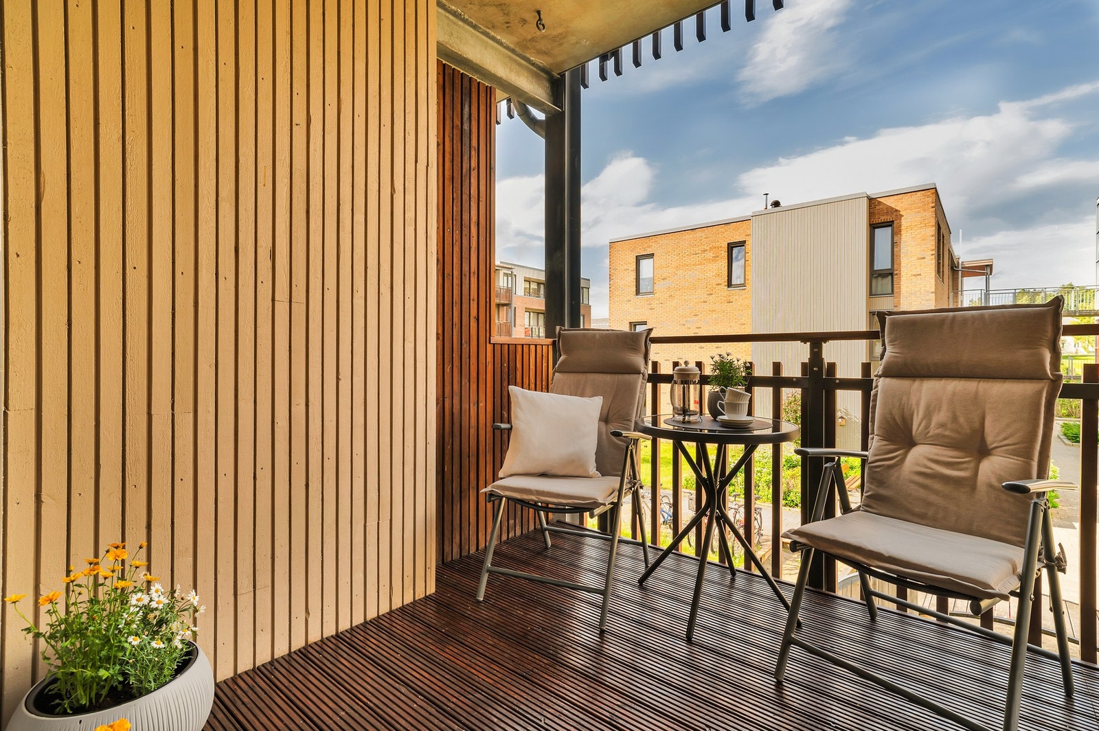 Sørvestvendt balkong på 7,4m² som kan by på svært gode solforhold. Boligen vender ut mot pent opparbeidet fellesareal. Galleribilde