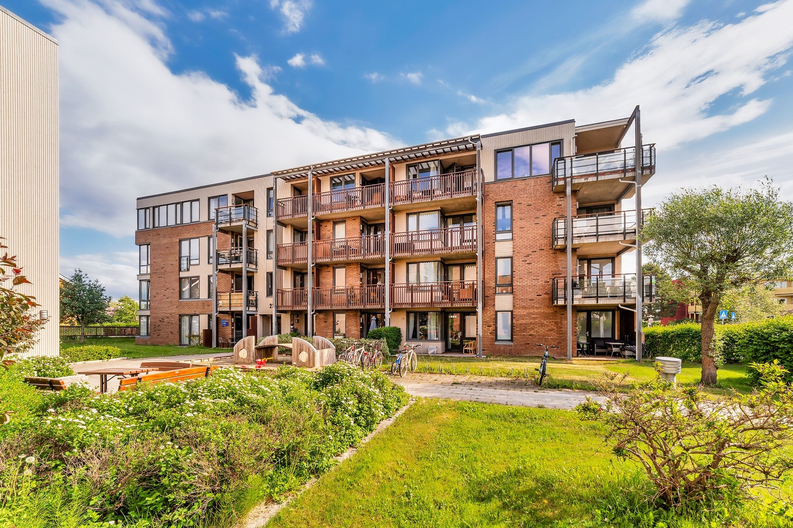 Pent opparbeidede uteområder mellom blokkene i grønne og fine omgivelser. Galleribilde