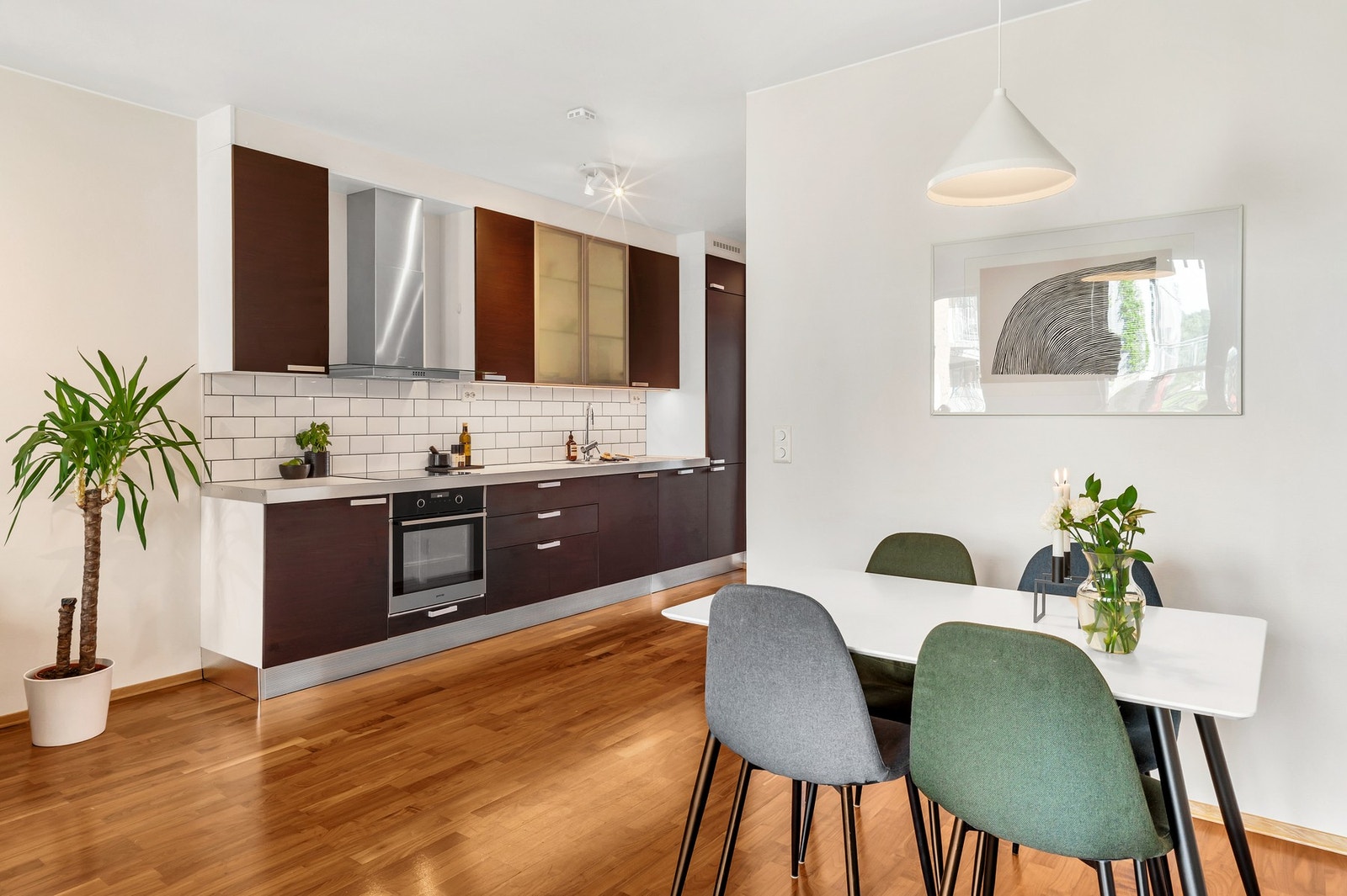 Rikelig med naturlig lysinnslipp gjør at leiligheten oppleves som svært lys og romslig. Galleribilde