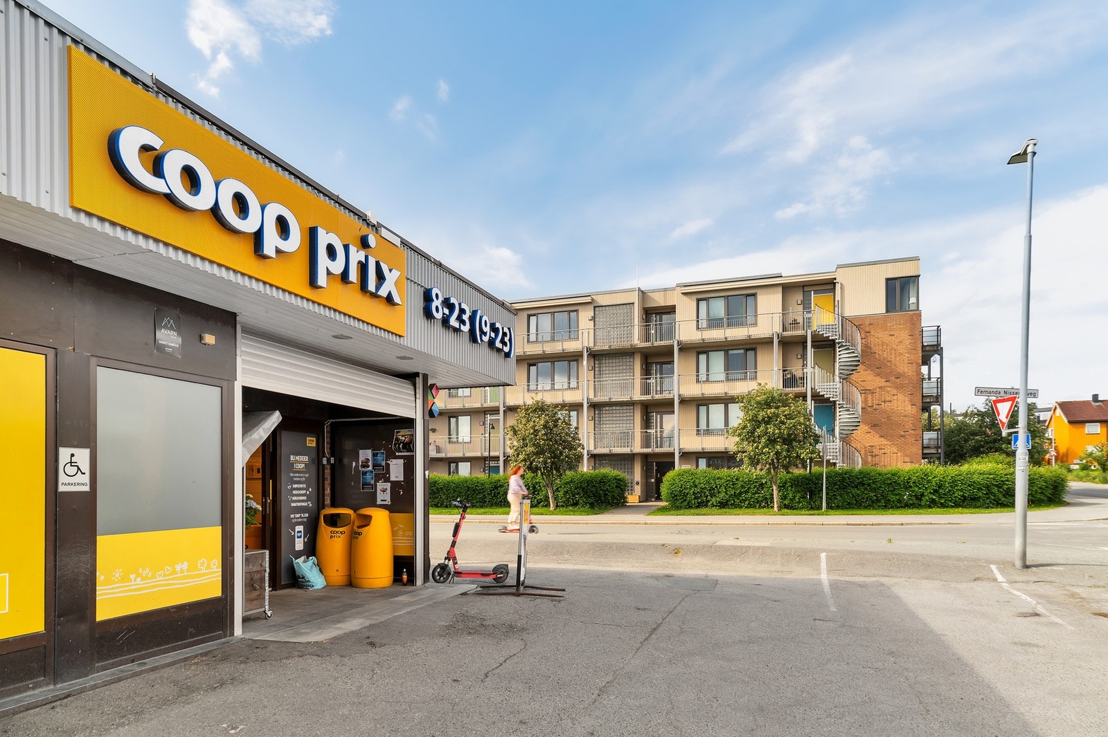 Coop Prix ligger på andre siden av veien for leilighetsbygget ca. 50m fra boligen. Galleribilde