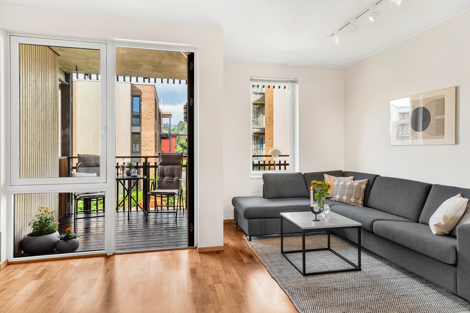 Hele leiligheten med unntak av baderommet, varmes opp med fjernvarme via radiatorer. Noe som på kaldere årstider skaper både rimelige og forutsigbare bokostnader. Galleribilde