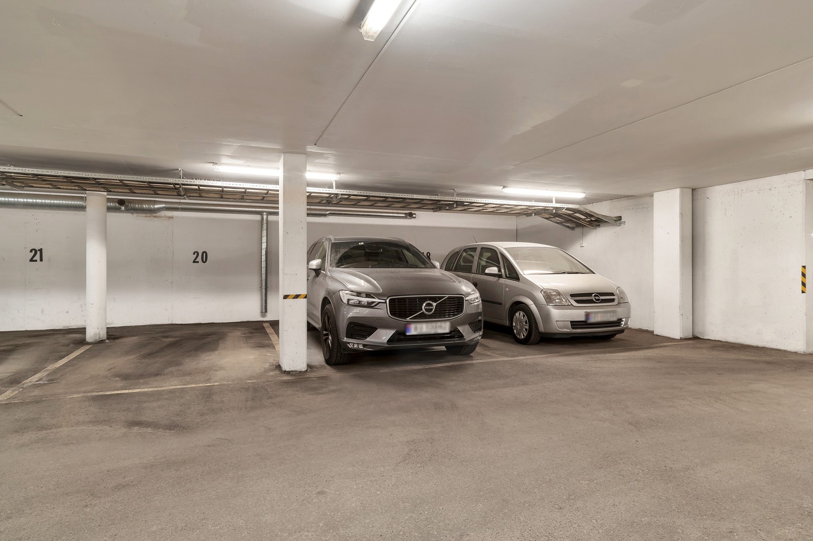 Til hver leilighet tilhører en parkeringsplass i parkeringskjeller. Galleribilde