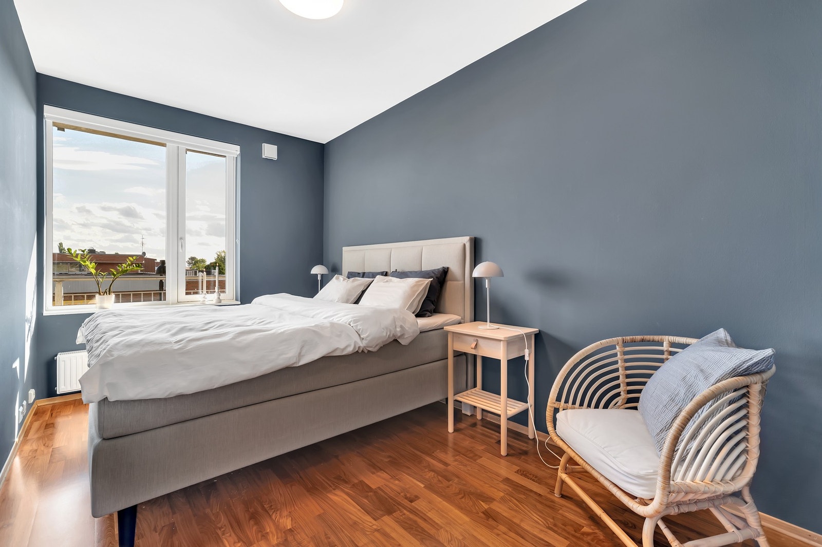 Leiligheten har to soverom av god størrelse. Hovedsoverommet måler 10m² og fremstår romslig med plass til dobbeltseng og nattbord. Galleribilde