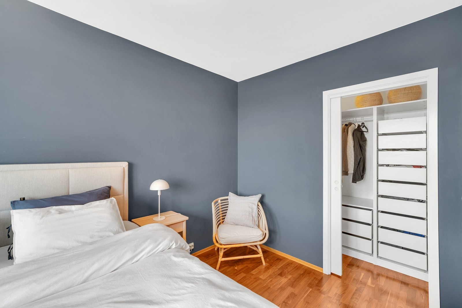 Soverommet er tilknyttet eget walk-in closet på 2,8m² med skyvedør. Galleribilde