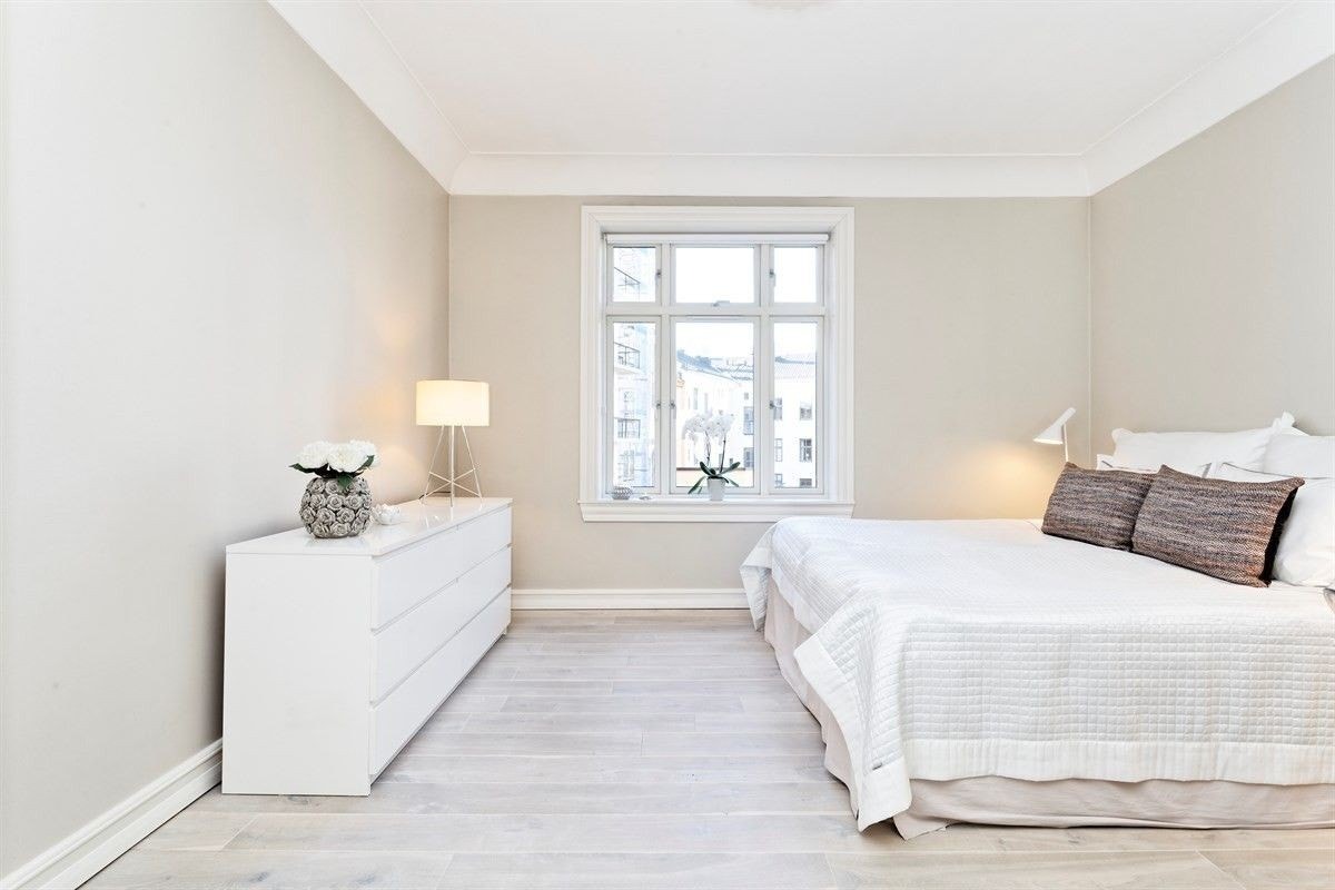 Romslig hovedsoverom med plass til dobbeltseng og garderobeskap. Galleribilde