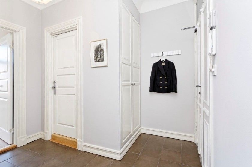 Her er det garderobeskap og plass til oppheng av yttertøy. Galleribilde