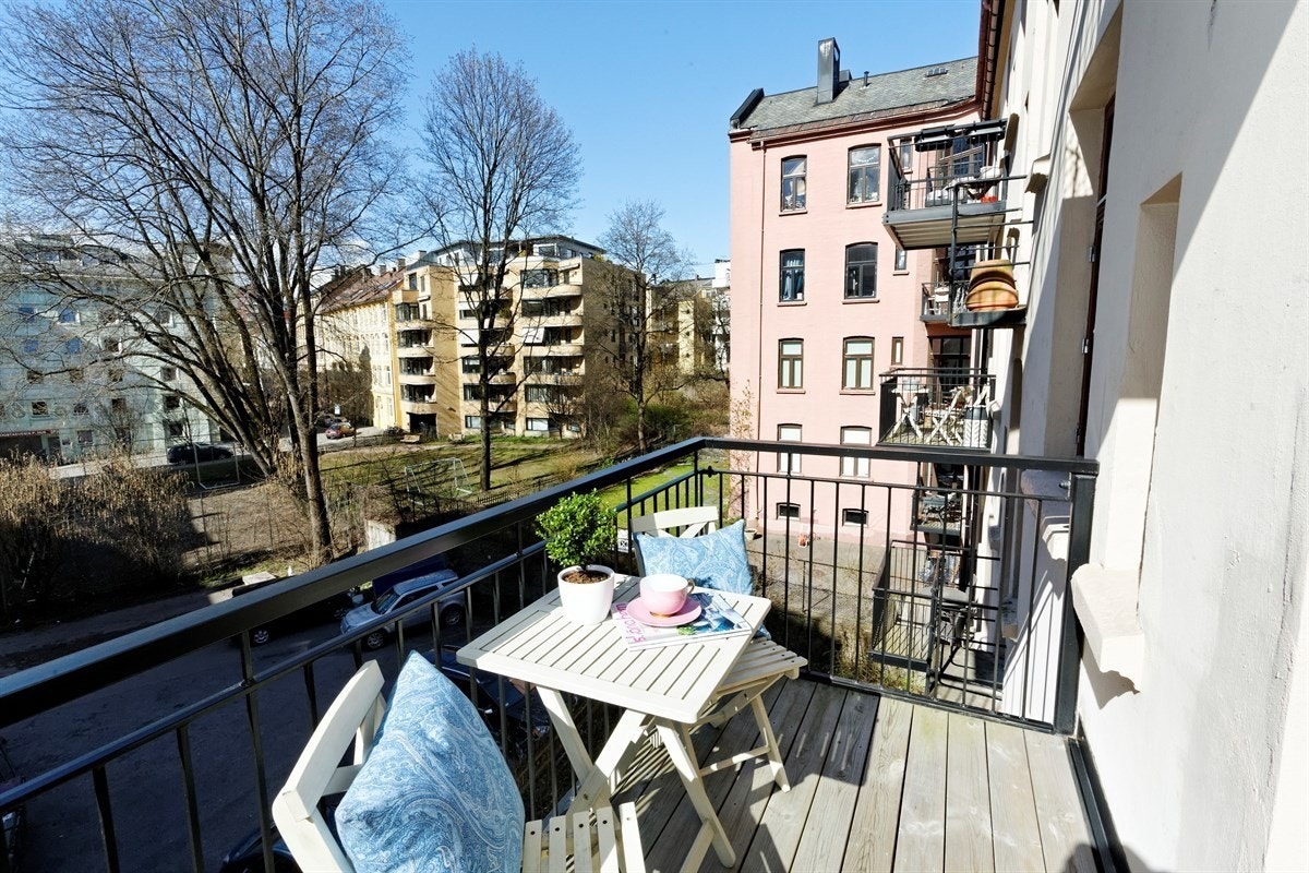 Balkong som vender mot indre gårdsrom med ettermiddags- og kveldssol. Galleribilde